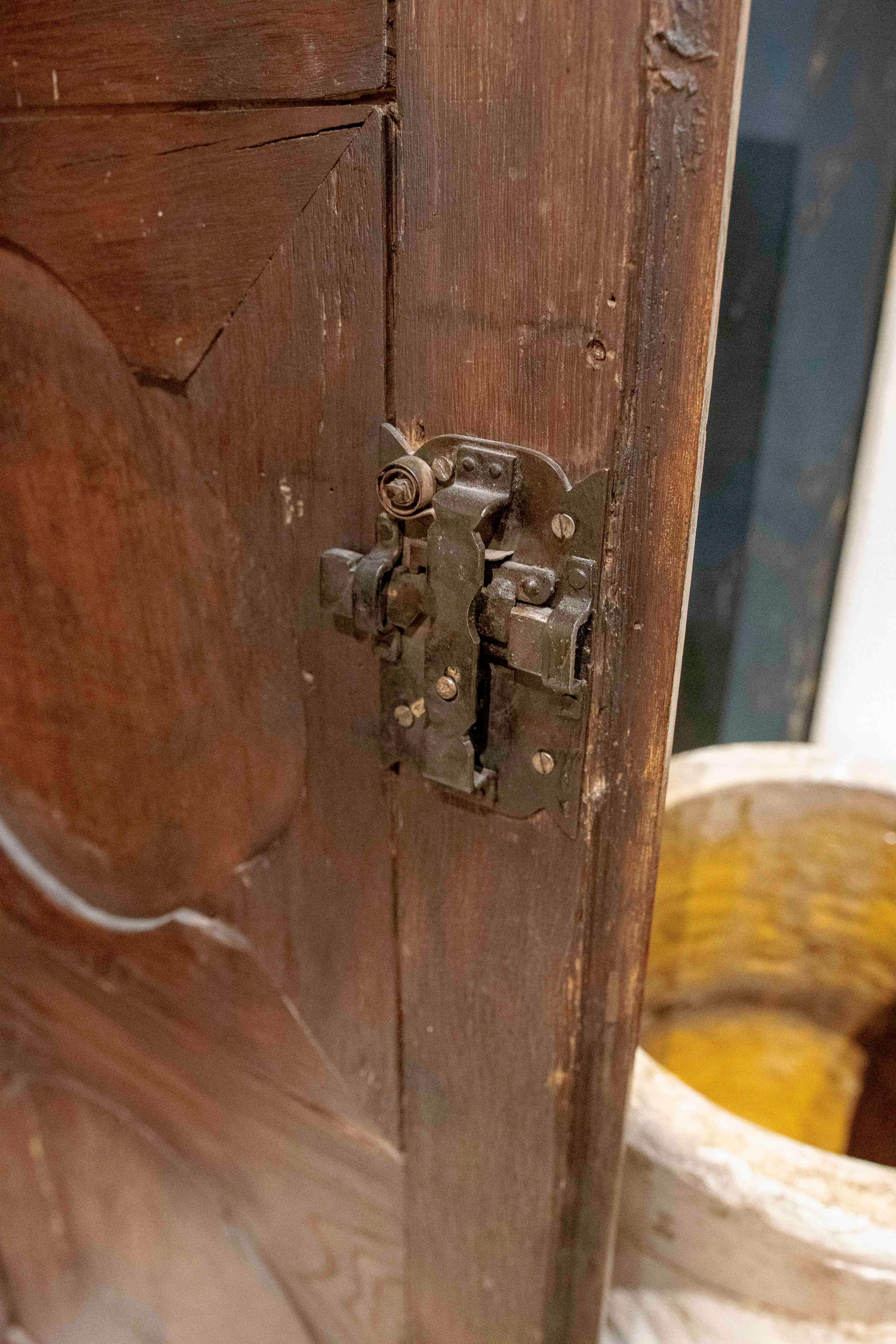 1850s English Narrow Wooden Closet with One Door & Original Hardware. In Good Condition In Marbella, ES