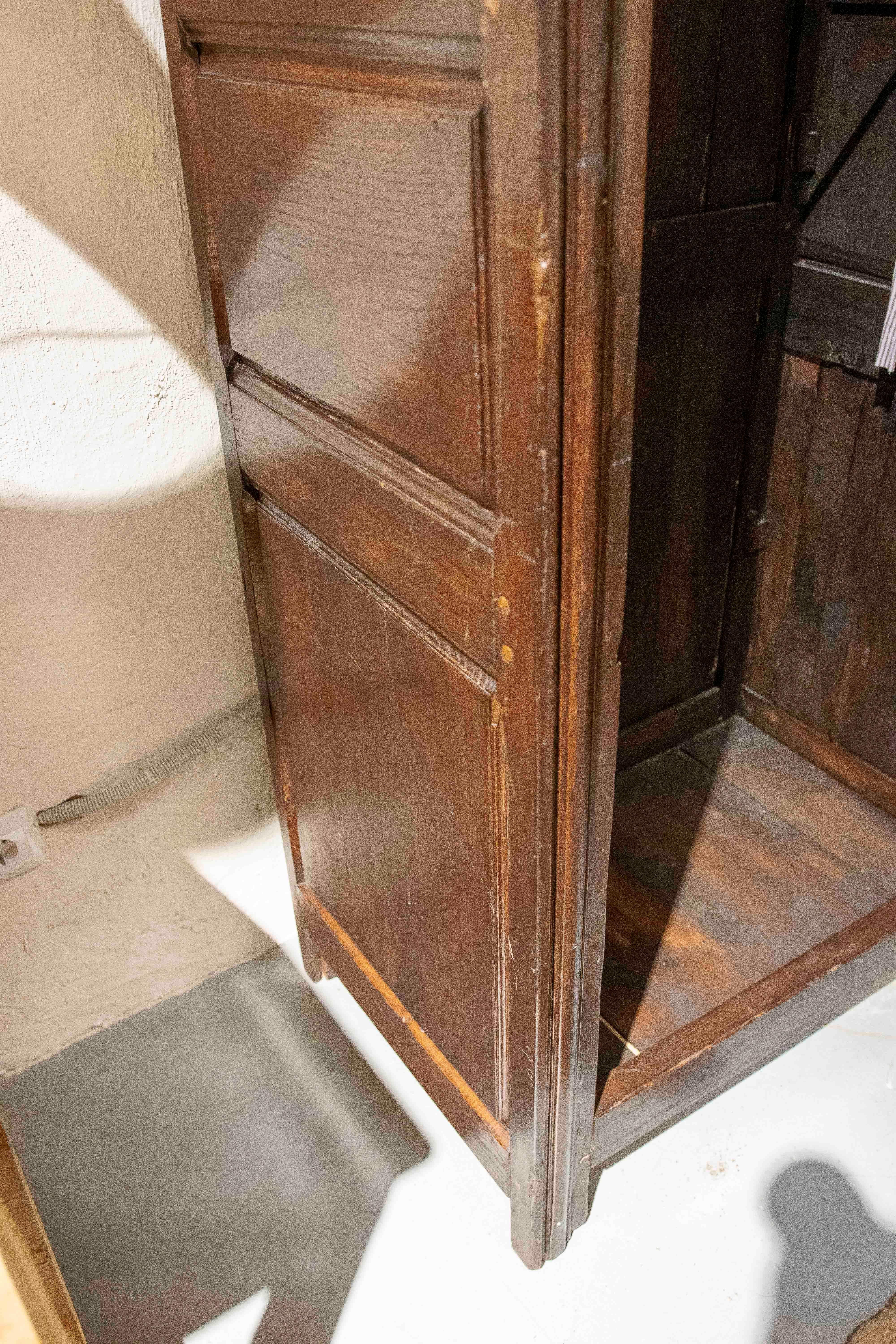 1850s English Narrow Wooden Closet with One Door & Original Hardware. 3