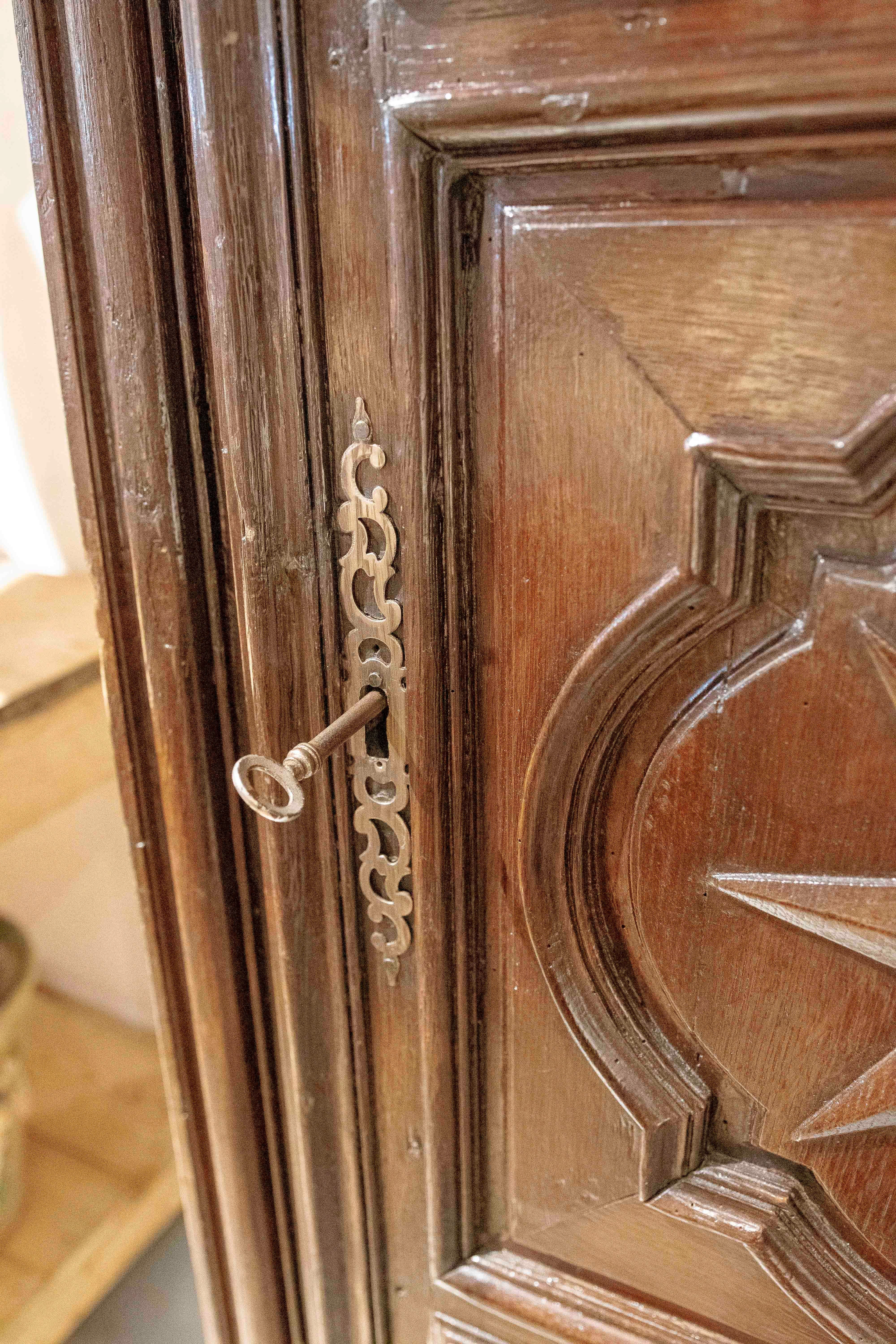 1850s English Narrow Wooden Closet with One Door & Original Hardware. 4