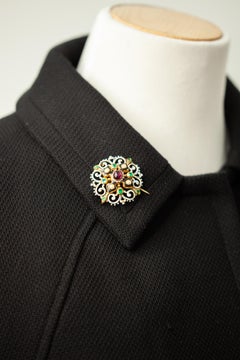 1850er Jahre Französisch 18K Gelbgold Multi-Color-Edelstein-Emaille-Brosche