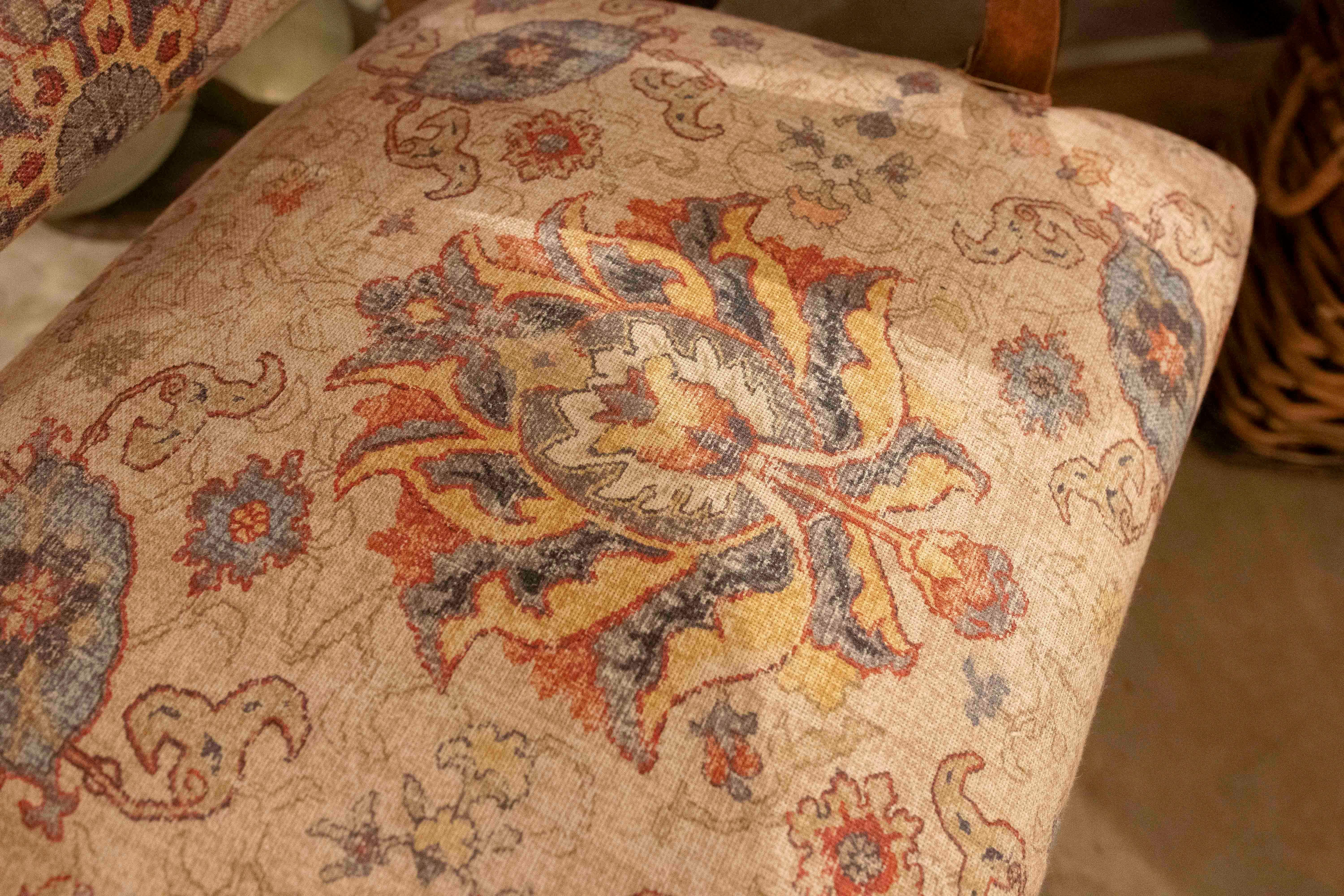 Französischer Sessel aus geschnitzter Eiche aus den 1850er Jahren, neu gepolstert in einem antiken Blumenstil im Angebot 5