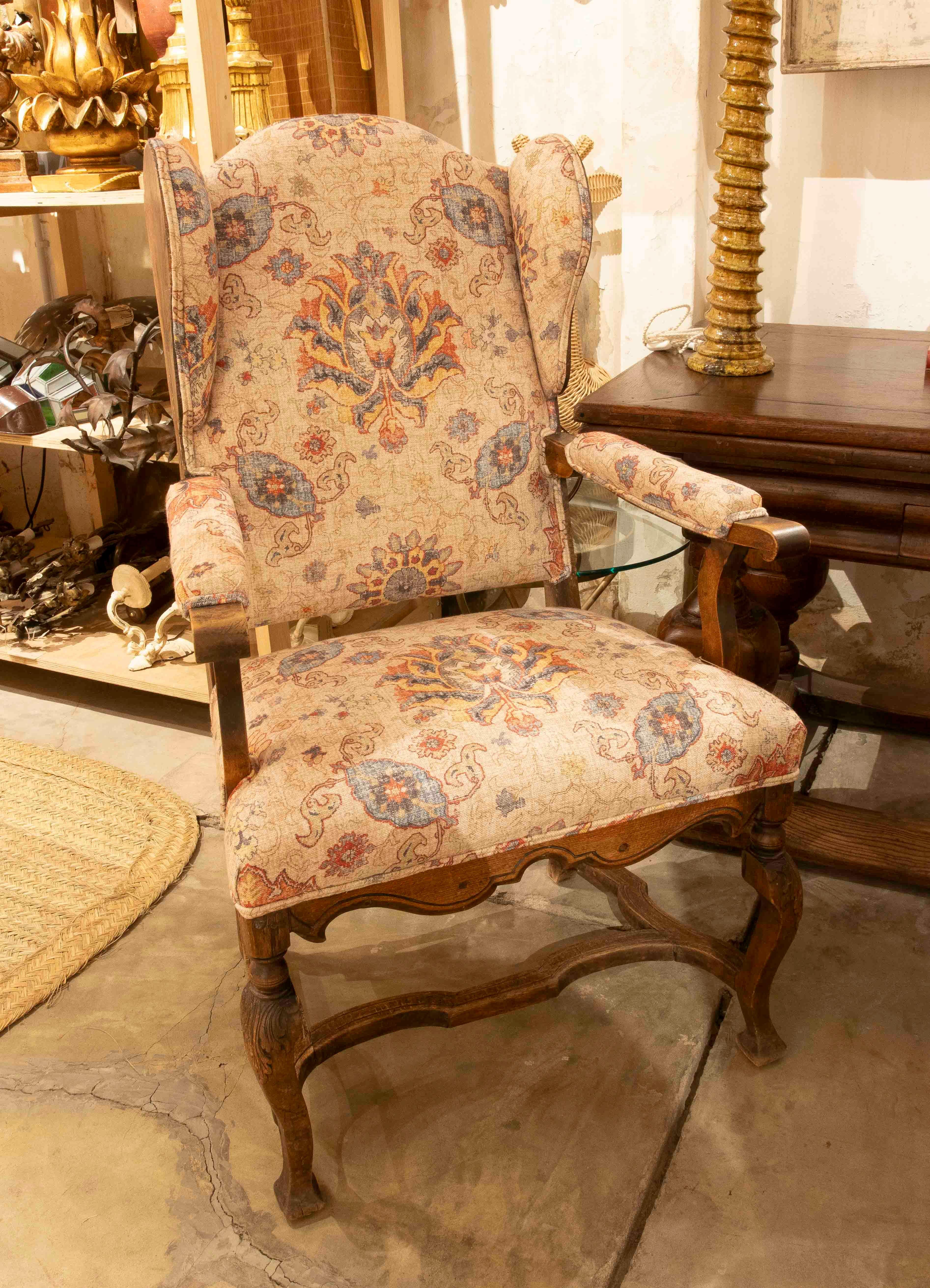 Französischer Sessel aus geschnitzter Eiche aus den 1850er Jahren, neu gepolstert in einem antiken Blumenstil im Angebot 6