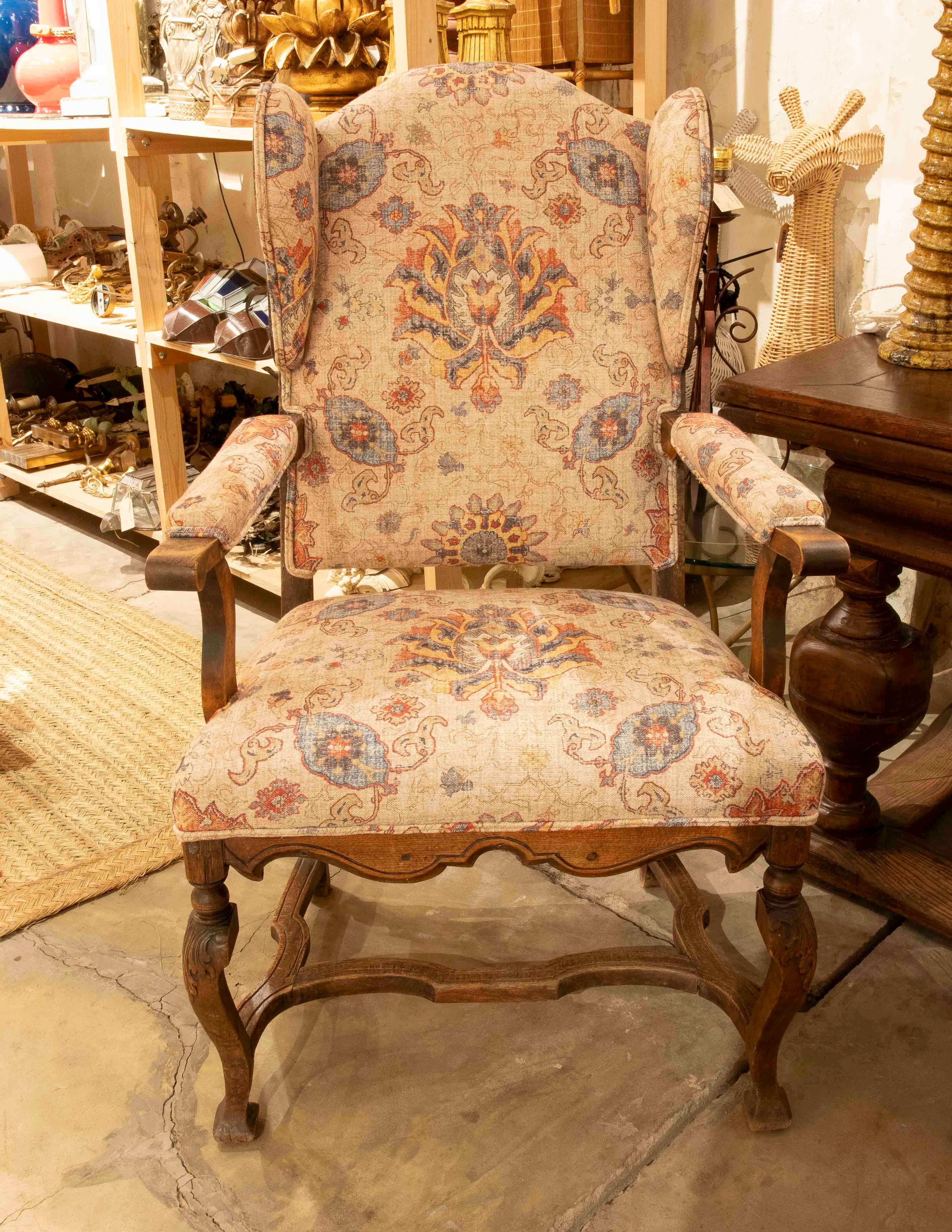 Französischer Sessel aus geschnitzter Eiche aus den 1850er Jahren, neu gepolstert in einem antiken Blumenstil im Angebot 7