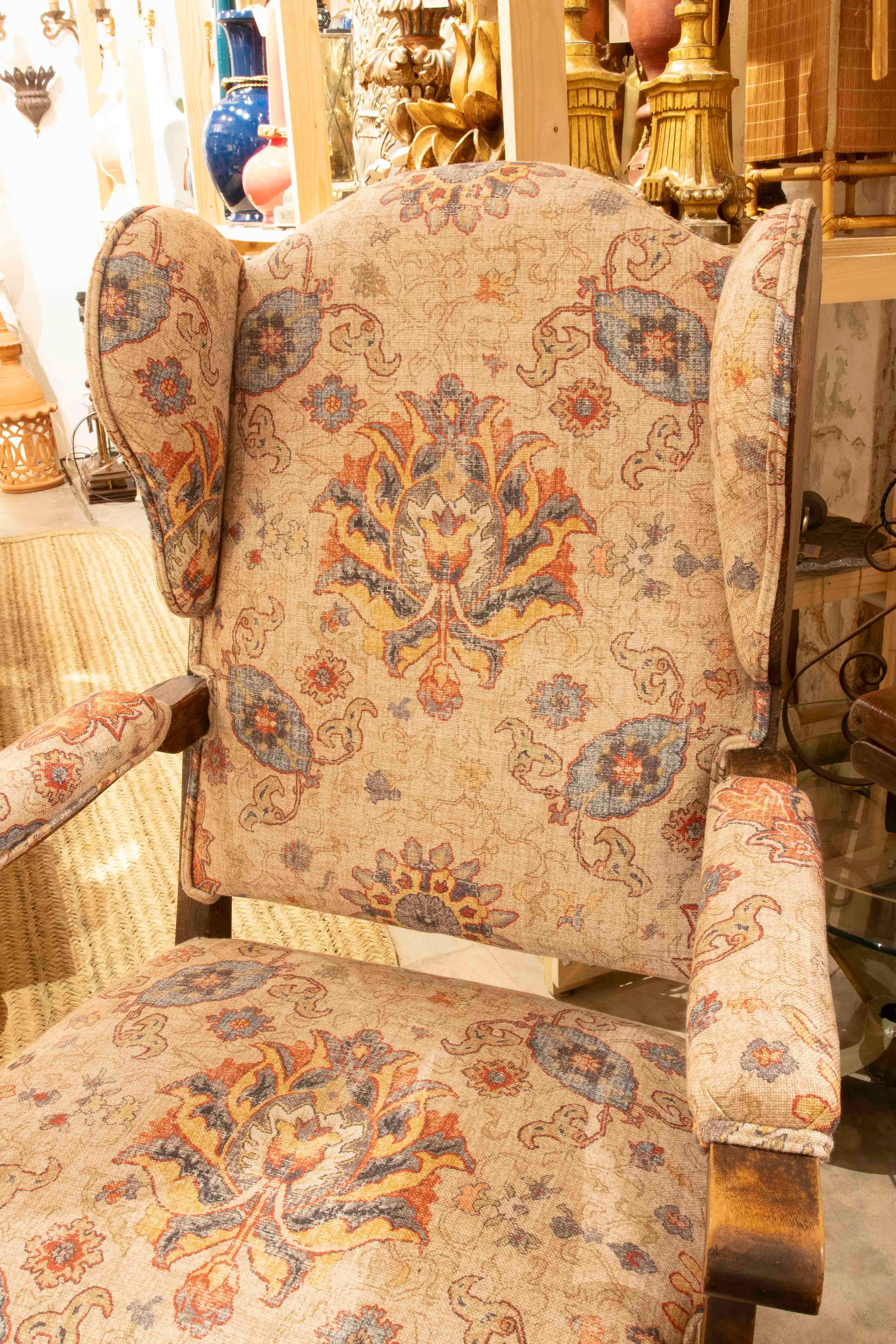 Französischer Sessel aus geschnitzter Eiche aus den 1850er Jahren, neu gepolstert in einem antiken Blumenstil im Zustand „Gut“ im Angebot in Marbella, ES