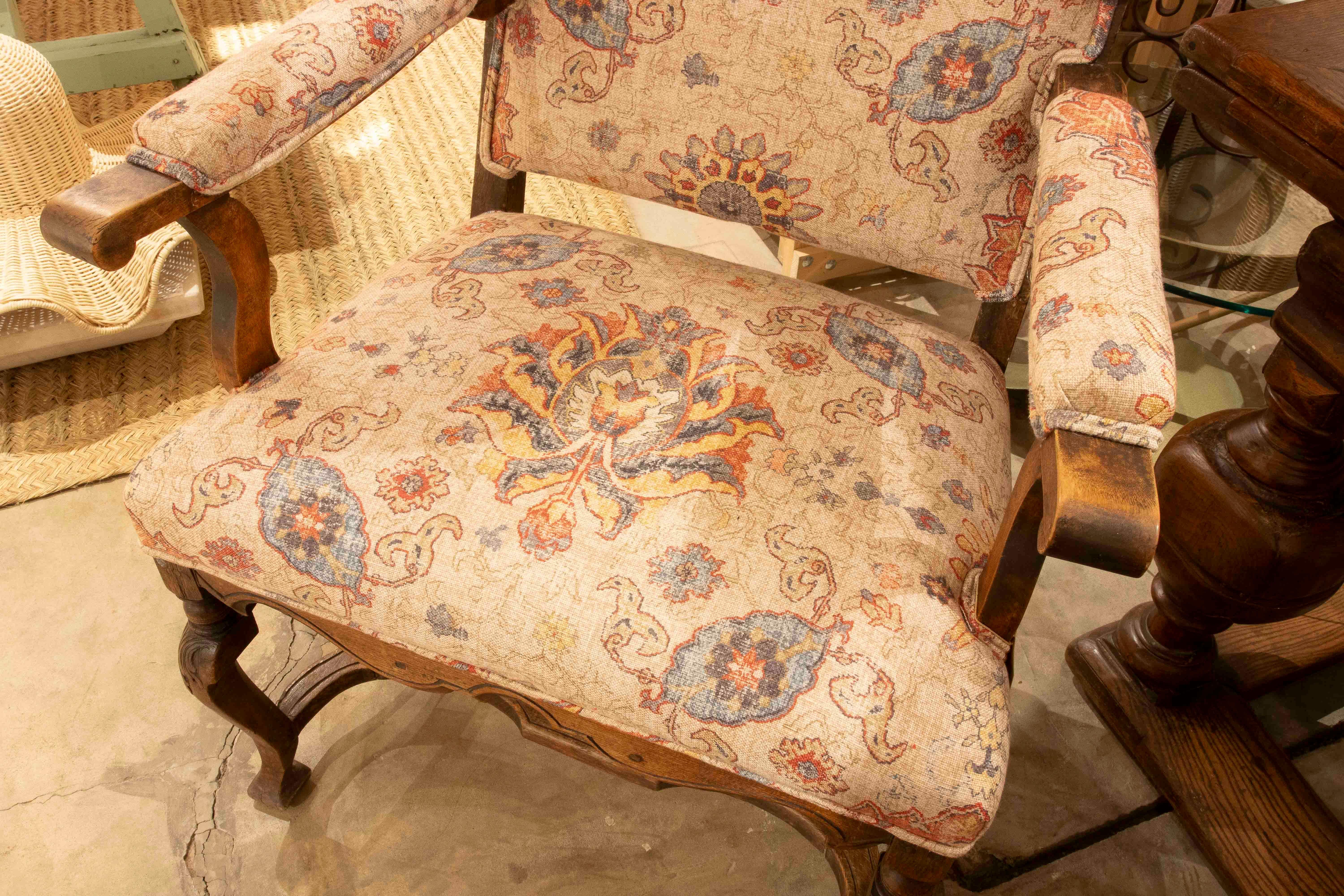 Französischer Sessel aus geschnitzter Eiche aus den 1850er Jahren, neu gepolstert in einem antiken Blumenstil (19. Jahrhundert) im Angebot