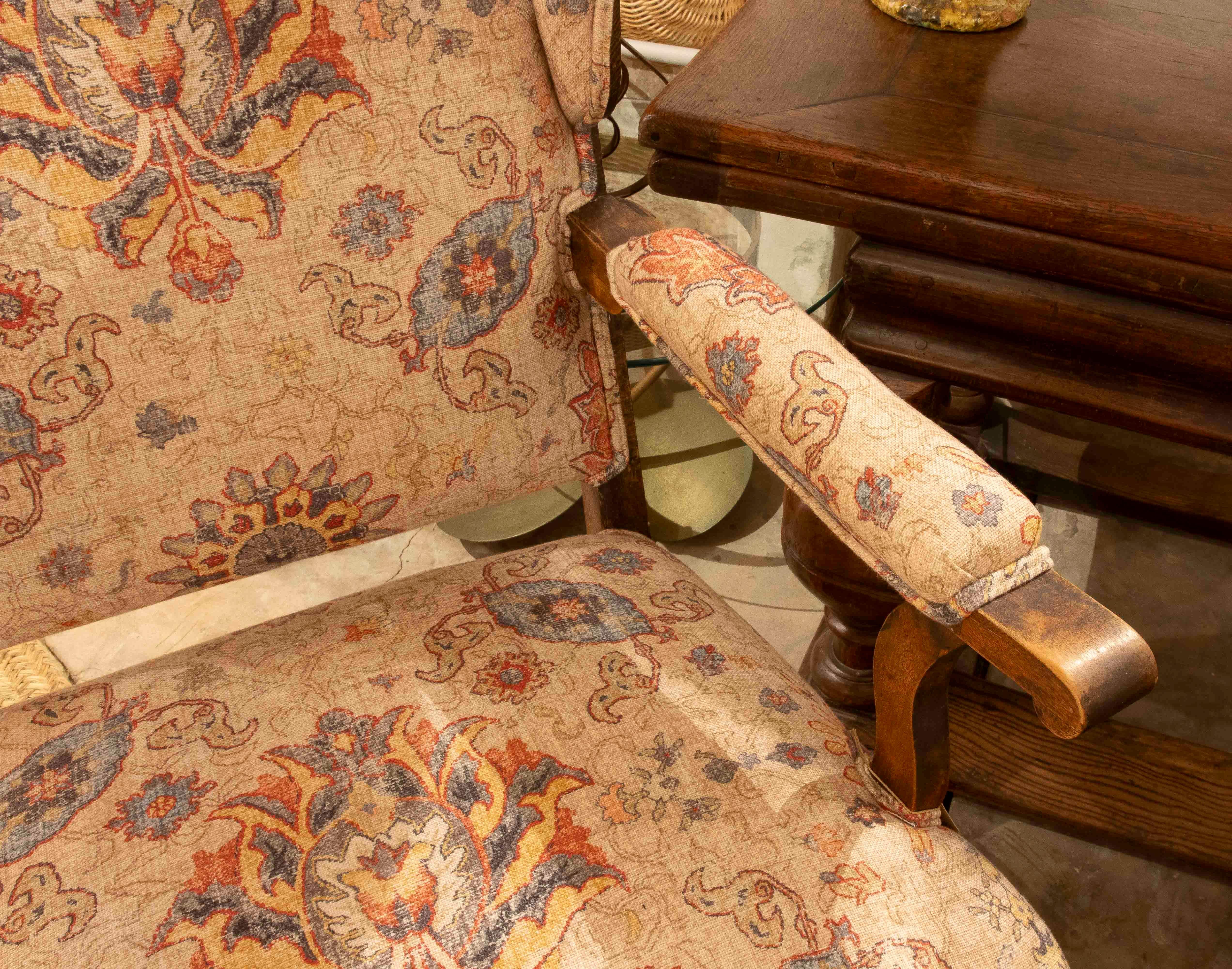 Französischer Sessel aus geschnitzter Eiche aus den 1850er Jahren, neu gepolstert in einem antiken Blumenstil (Holz) im Angebot