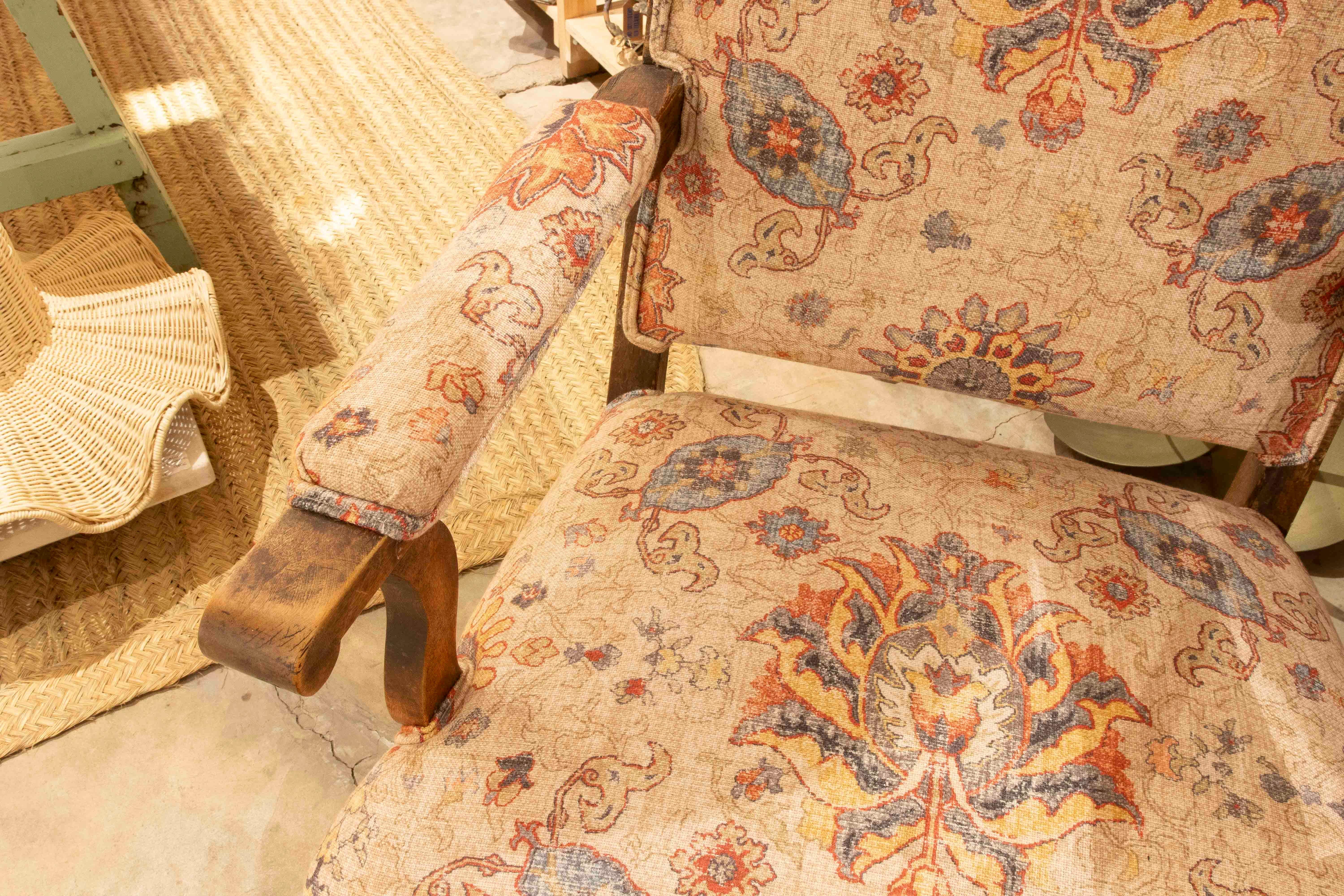 Französischer Sessel aus geschnitzter Eiche aus den 1850er Jahren, neu gepolstert in einem antiken Blumenstil im Angebot 1