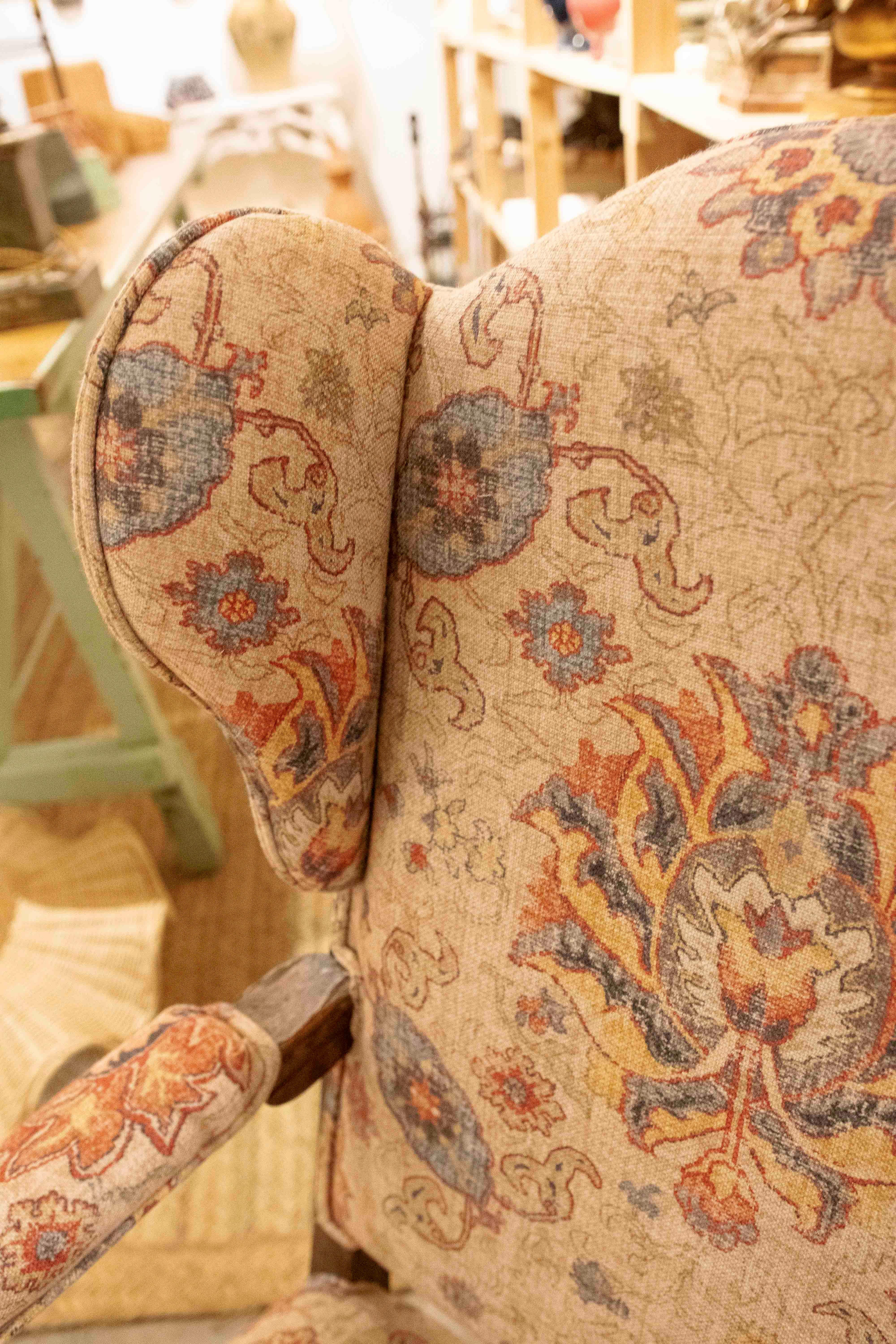 Französischer Sessel aus geschnitzter Eiche aus den 1850er Jahren, neu gepolstert in einem antiken Blumenstil im Angebot 2