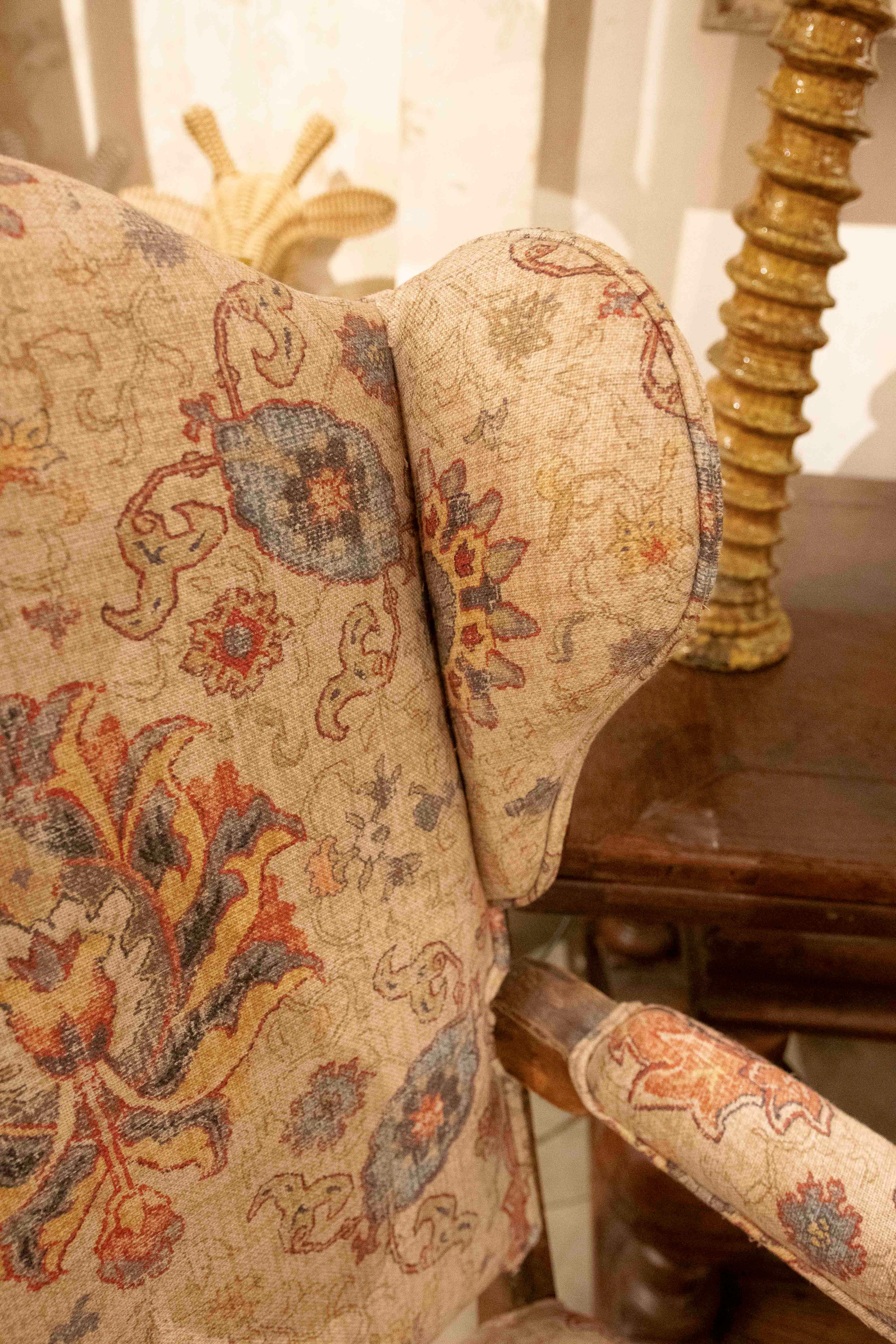Französischer Sessel aus geschnitzter Eiche aus den 1850er Jahren, neu gepolstert in einem antiken Blumenstil im Angebot 3