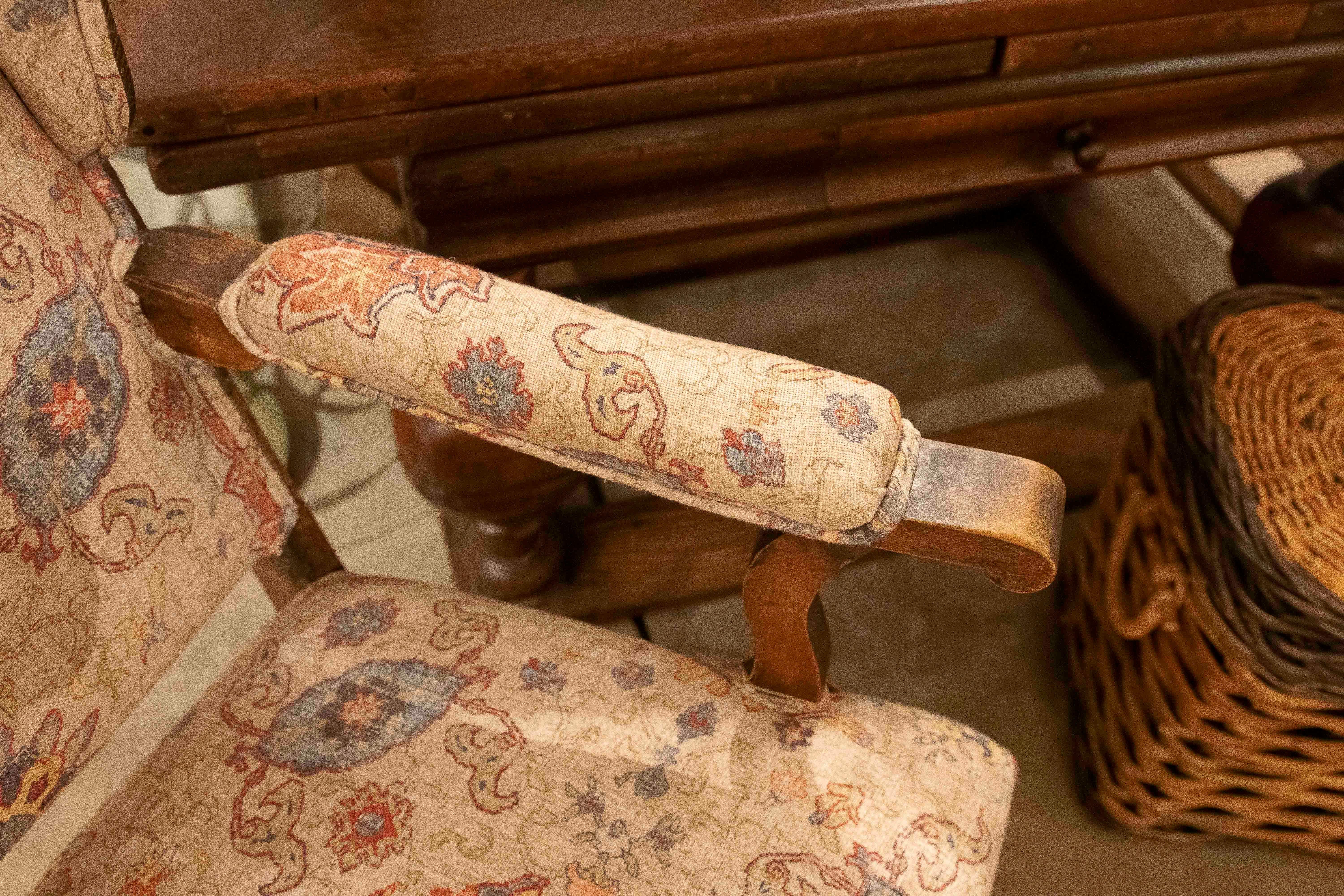 Französischer Sessel aus geschnitzter Eiche aus den 1850er Jahren, neu gepolstert in einem antiken Blumenstil im Angebot 4