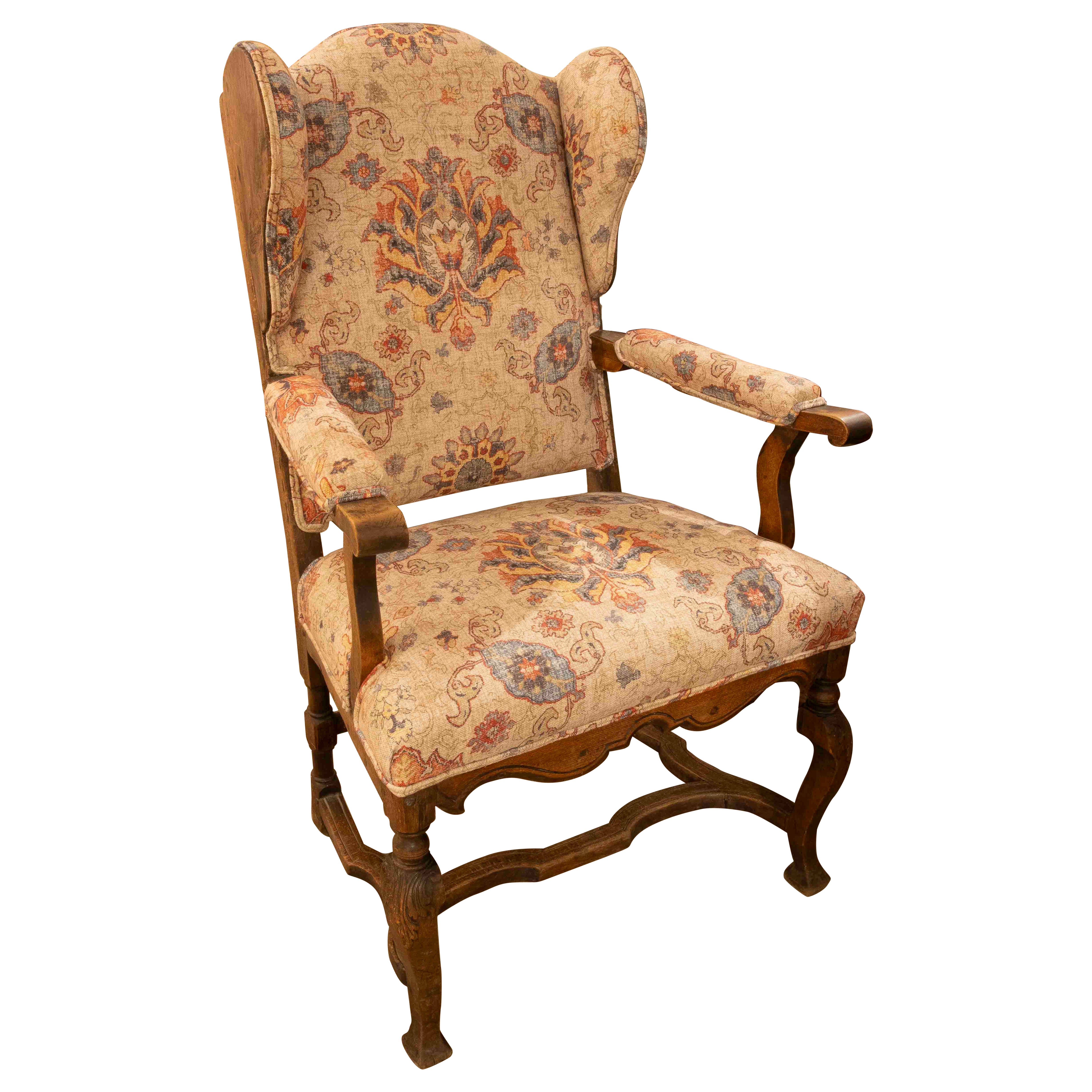 Französischer Sessel aus geschnitzter Eiche aus den 1850er Jahren, neu gepolstert in einem antiken Blumenstil im Angebot