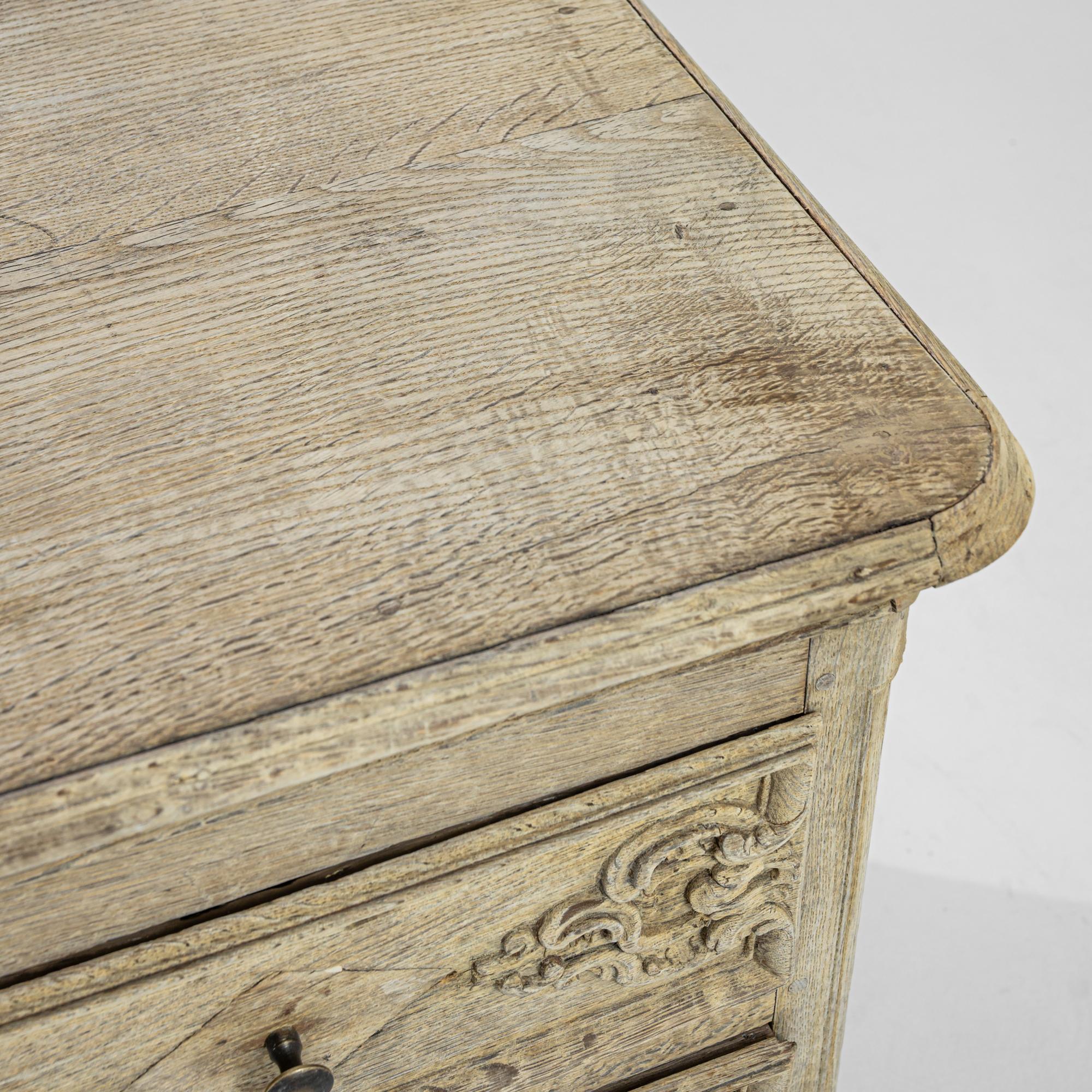 Intagliato a mano Cassettiera francese in Oak sbiancato del 1850 in vendita