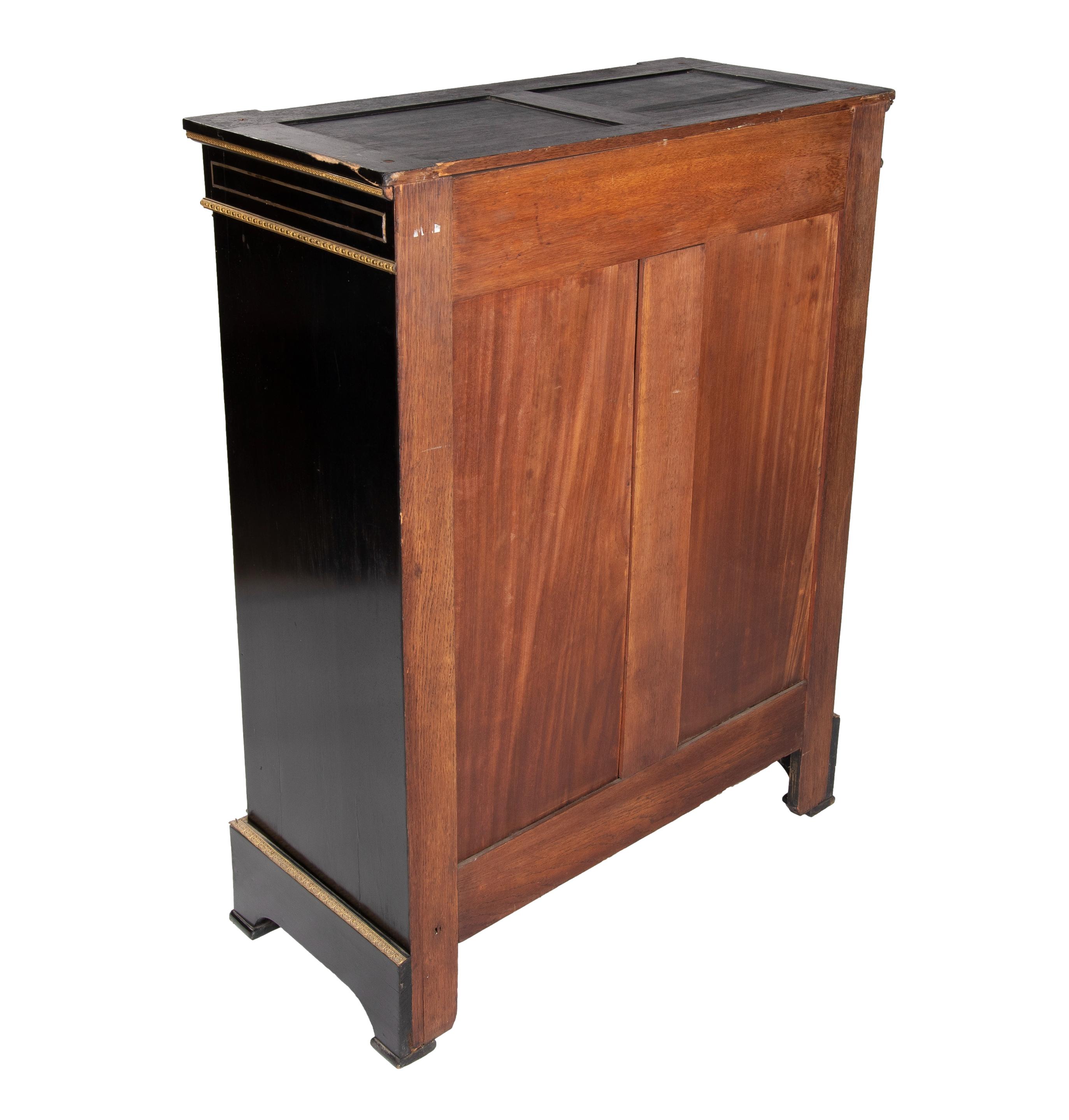 Mobile francese del 1850 in legno ebanizzato con intarsi in bronzo dorato e madreperla in vendita 8