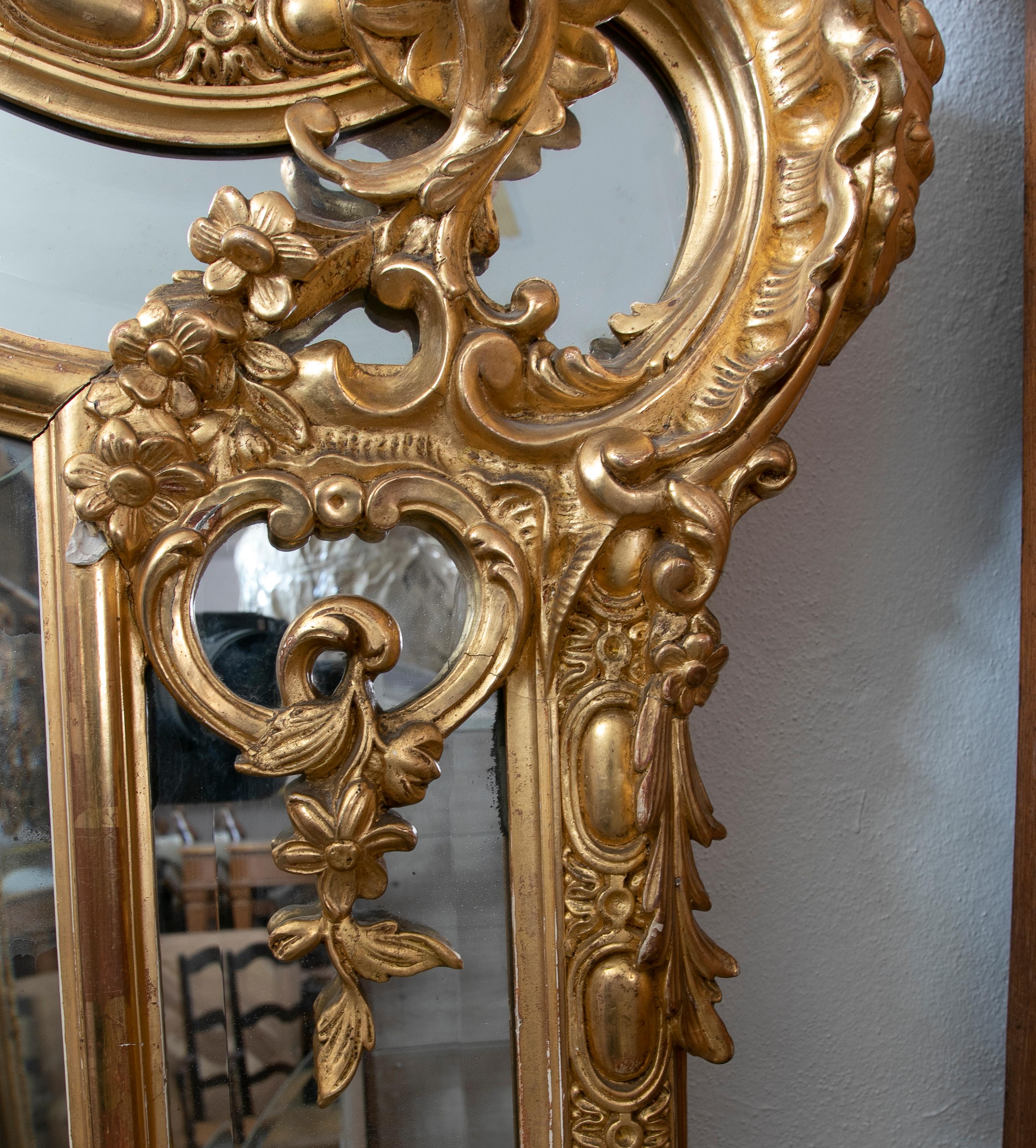 1850s French Gold Giltwood Wall Mirror w/ Acanthus Leaf Scrolls Decoration In Good Condition In Marbella, ES