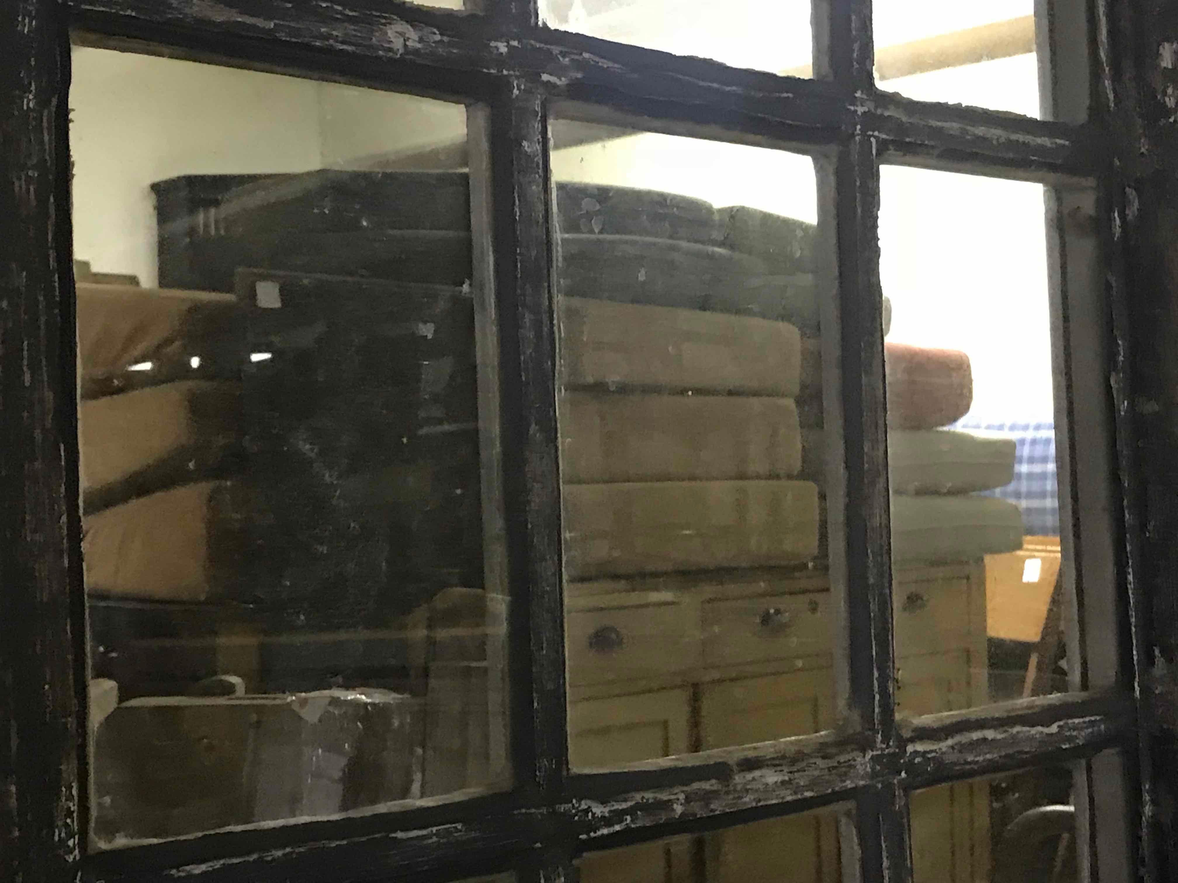 Französische grün-grau gestrichene Holzfenster aus dem 19. Jahrhundert mit Originalglas. Die  Die Rahmen haben eine entsprechend verwitterte Patina und ein schickes gitterartiges Design. Zwei Stück verfügbar, die einzeln verkauft werden.