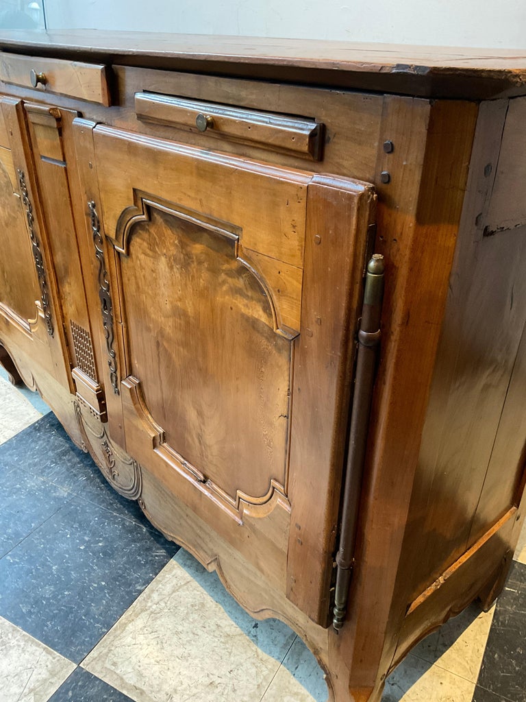 Französisches Buffet aus dem Jahr 1850 im Angebot bei 1stDibs