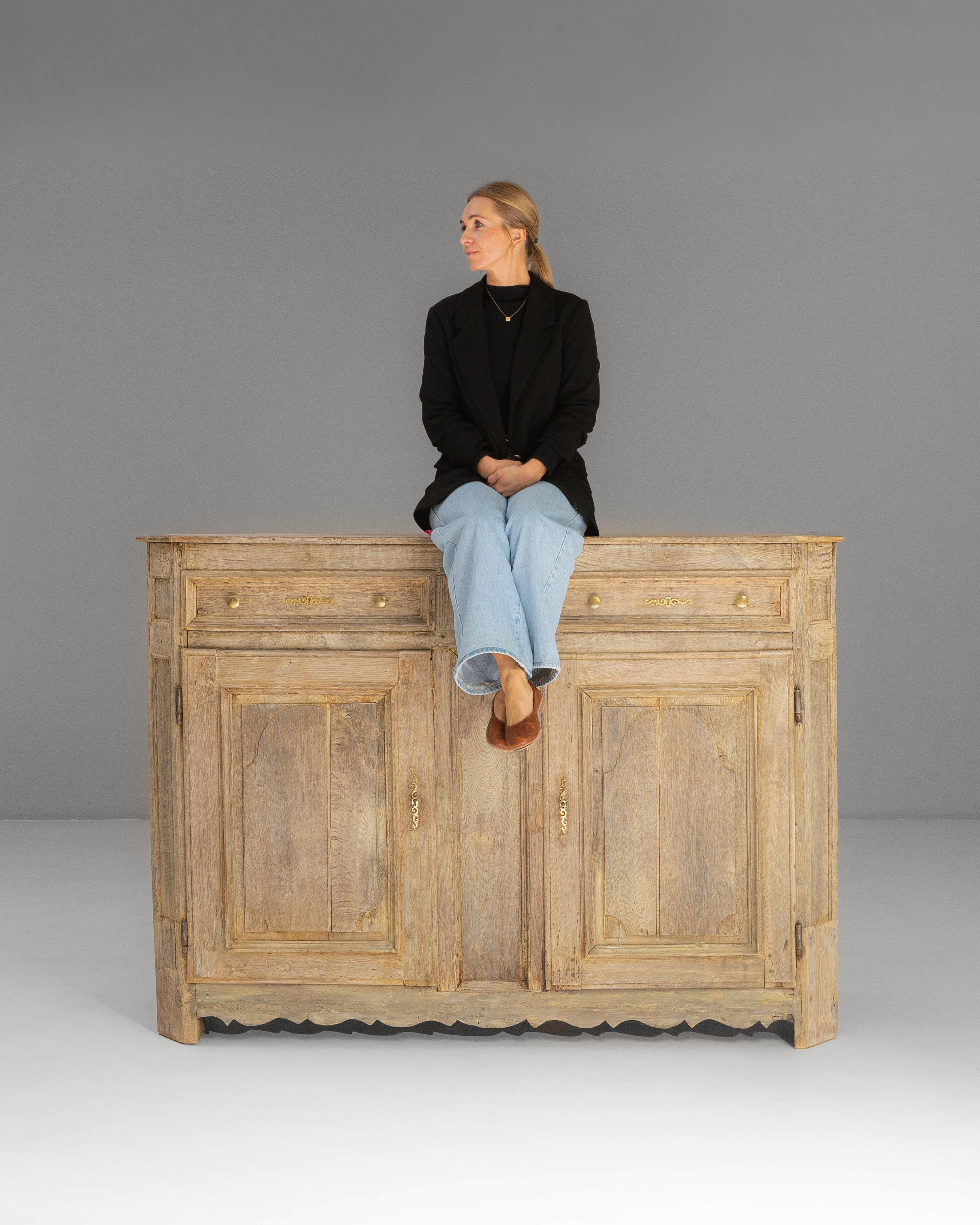 Francese 1850s French Provincial Oak Buffet in vendita