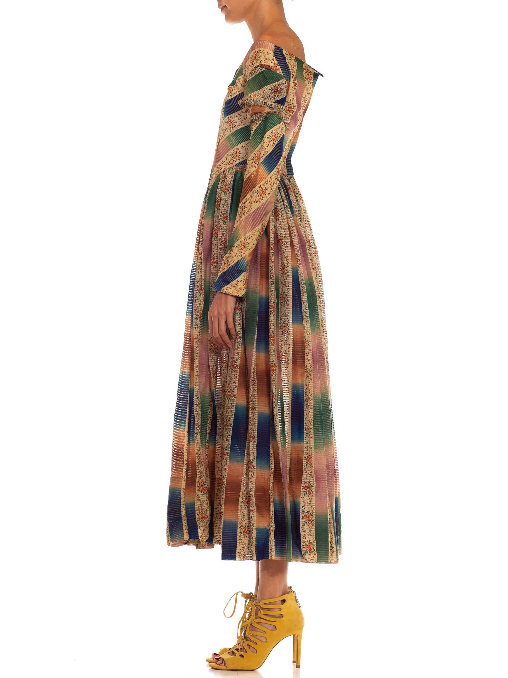 1850er Grünes & rosafarbenes Kleid aus Bio-Baumwoll mit Blumen- Ombre-Druck (Braun) im Angebot