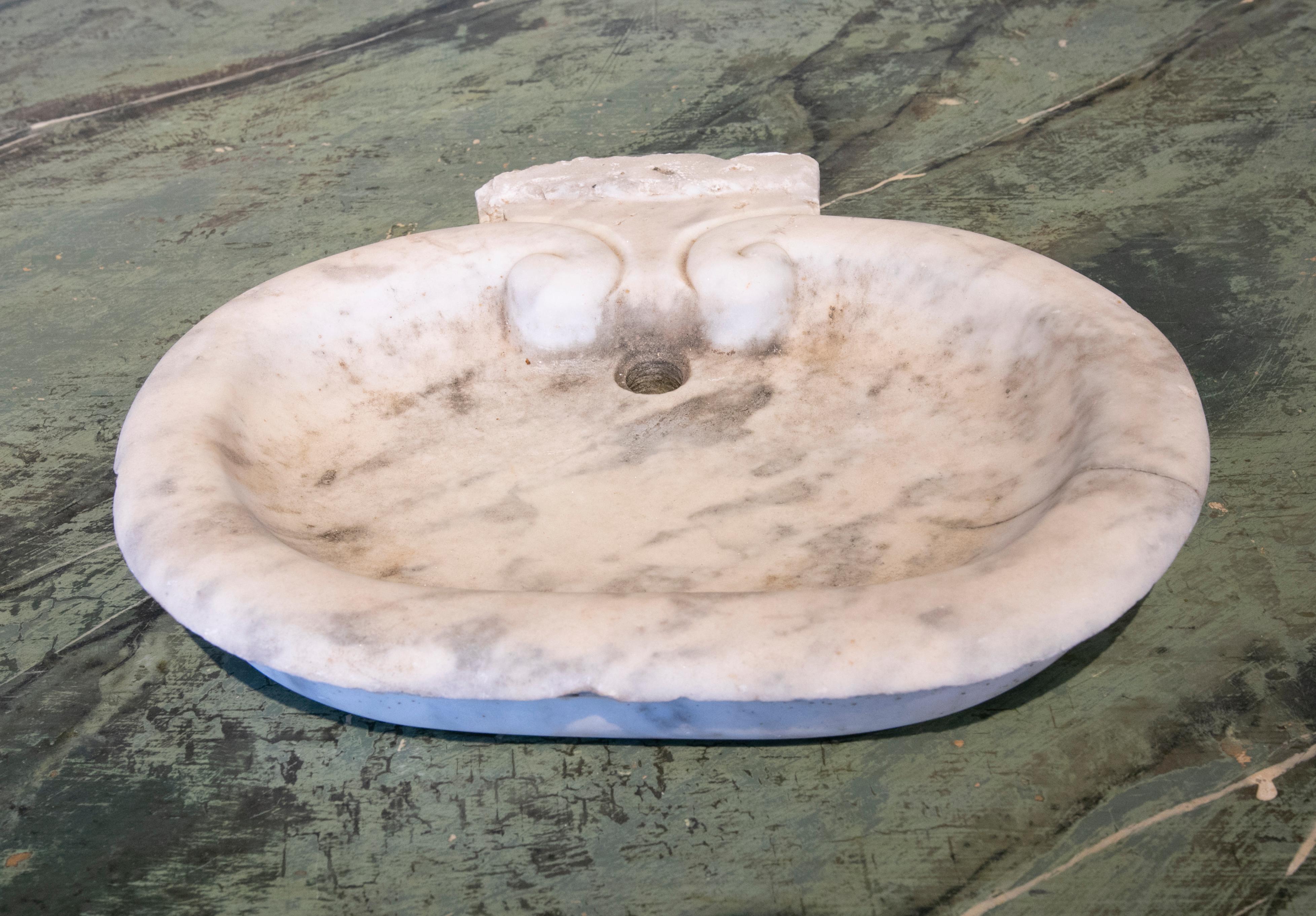 1850s Hand-Carved Marble Shell of Holy Water In Good Condition For Sale In Marbella, ES