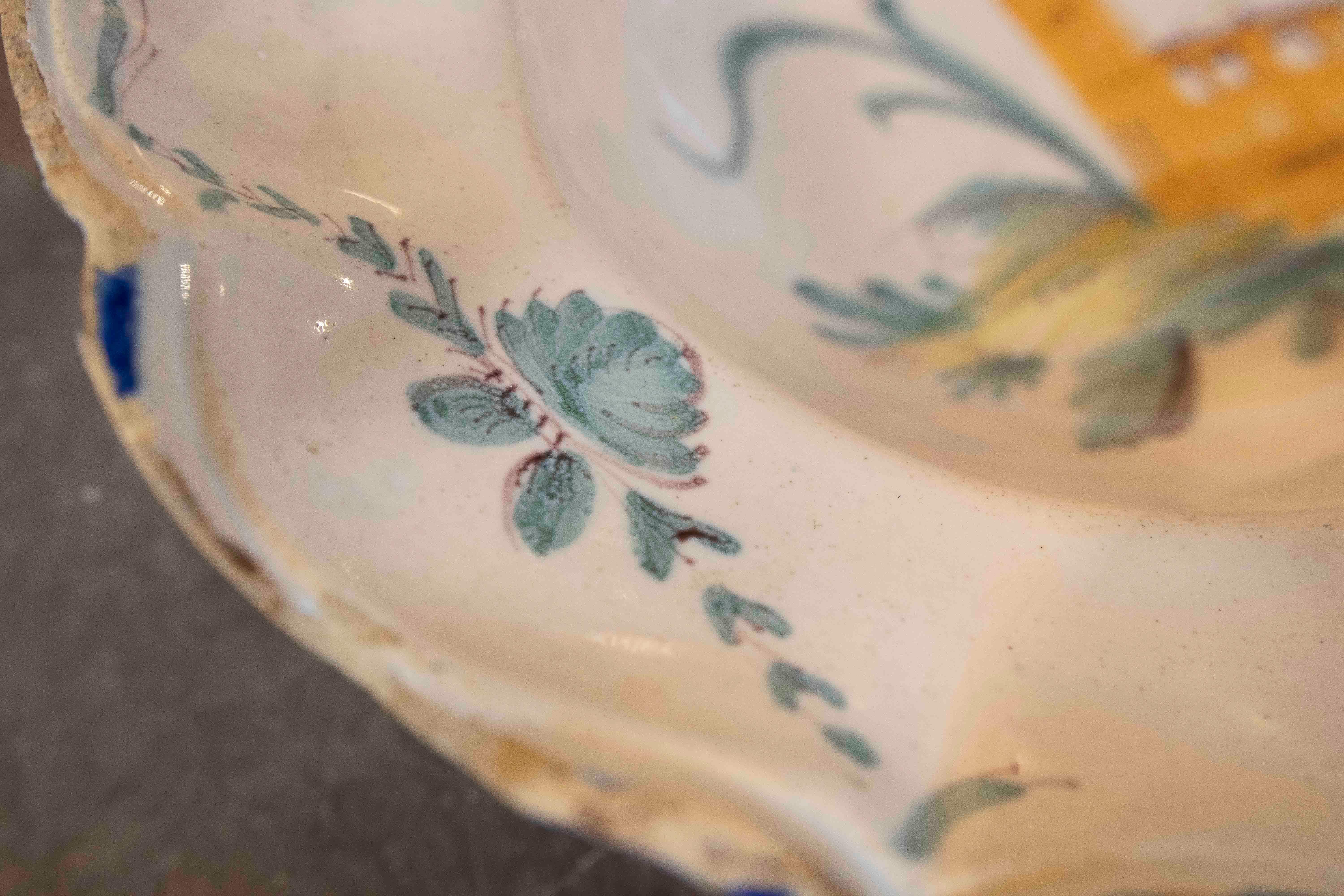 1850 Pintado a mano  Plato de cerámica decorativo de estilo europeo en venta 7