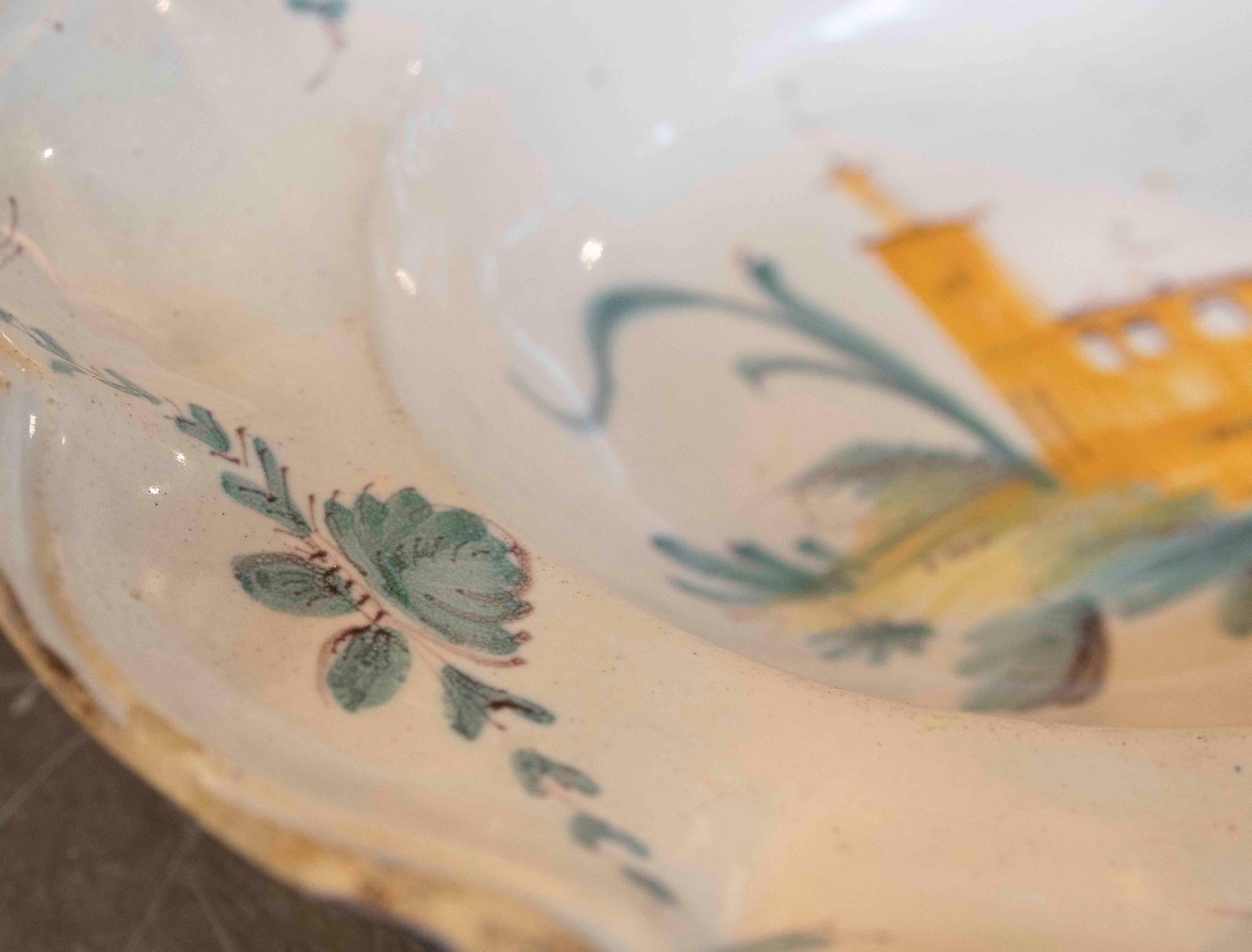 1850 Pintado a mano  Plato de cerámica decorativo de estilo europeo en venta 2