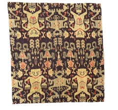 Tapisserie indonésienne en ikat des années 1850 représentant des figures tribales gardiennes