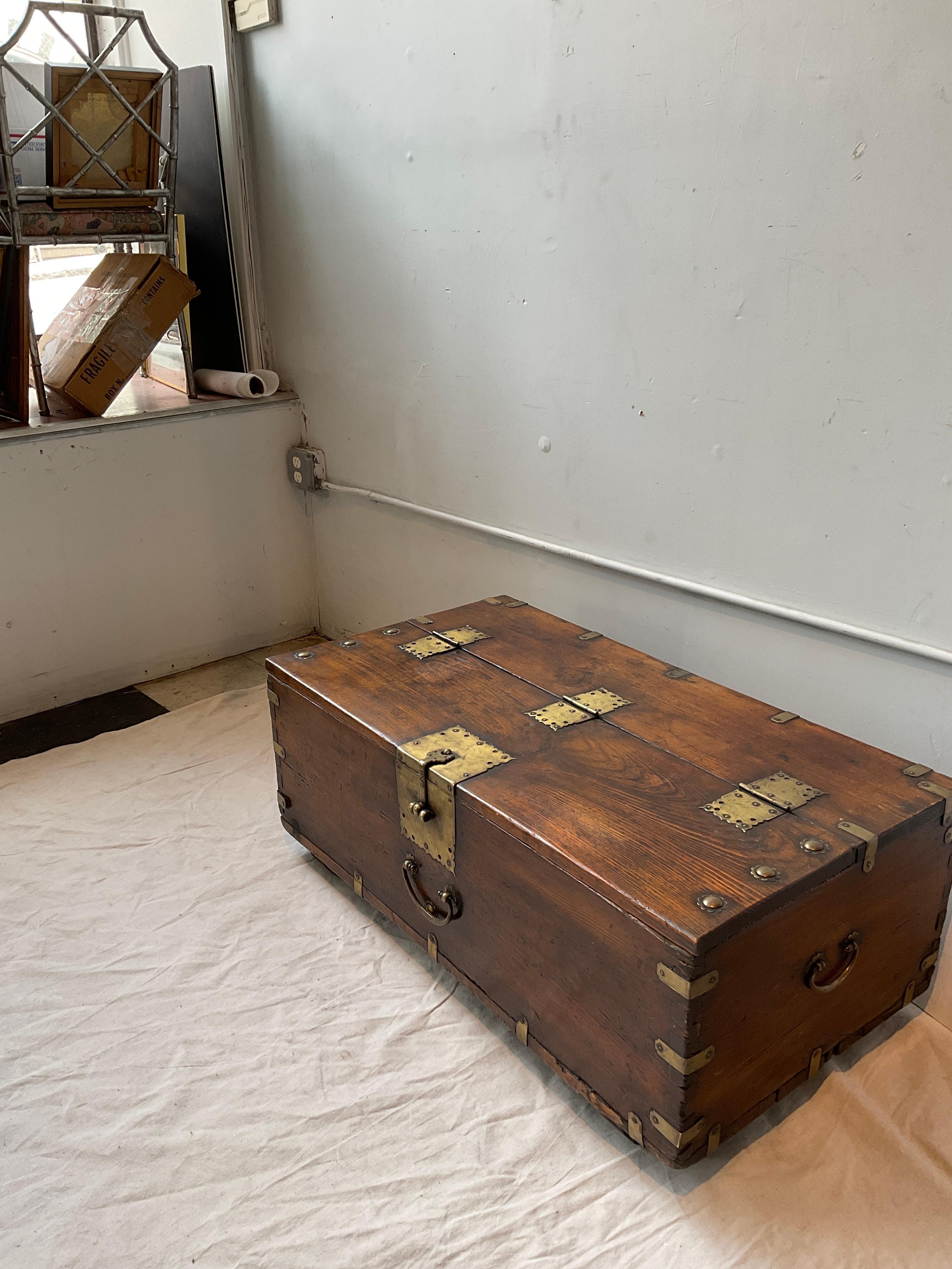 Metà XIX secolo 1850s Korean Coin Chest Ton-Kwe in vendita