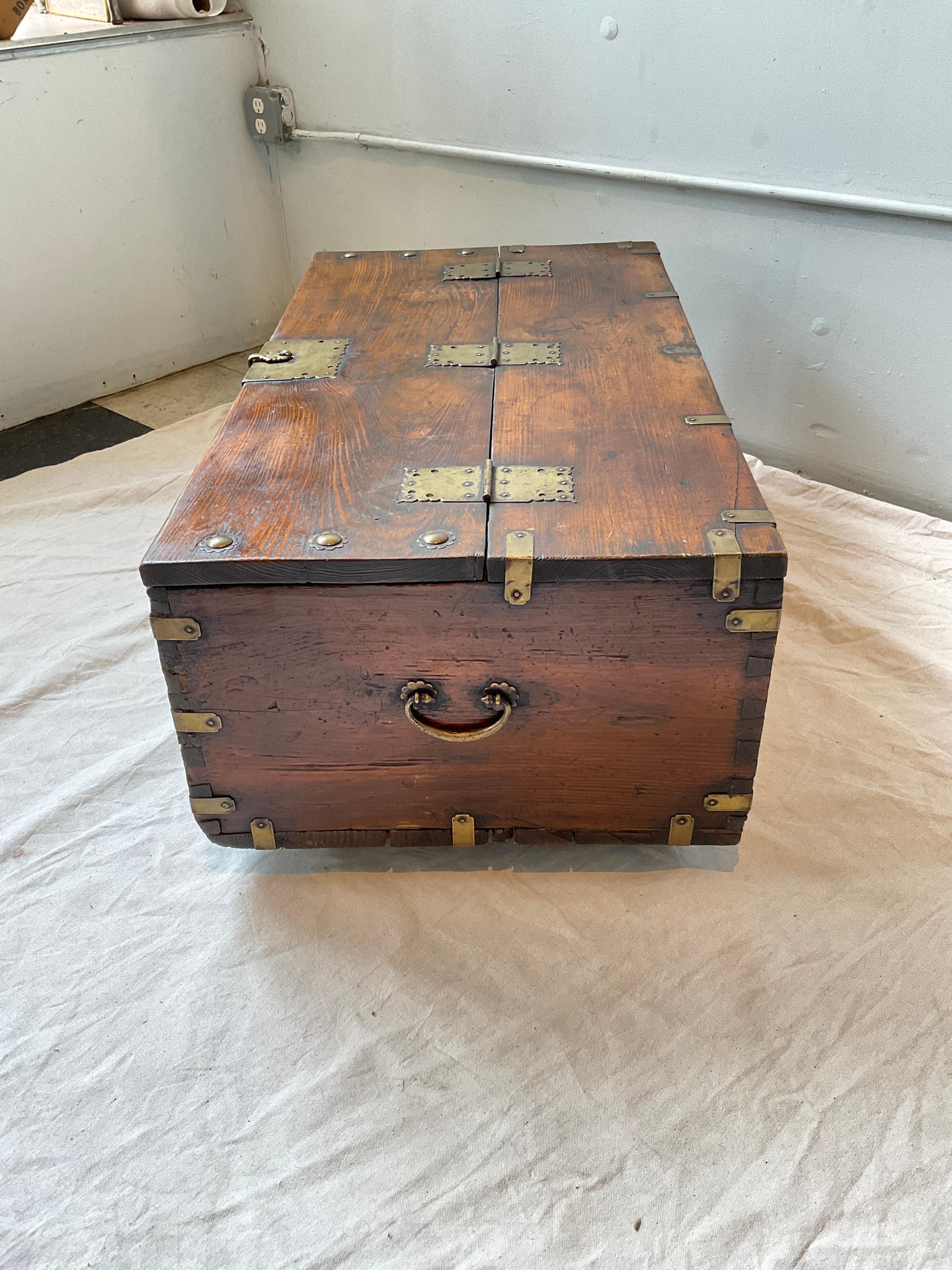 Ottone 1850s Korean Coin Chest Ton-Kwe in vendita