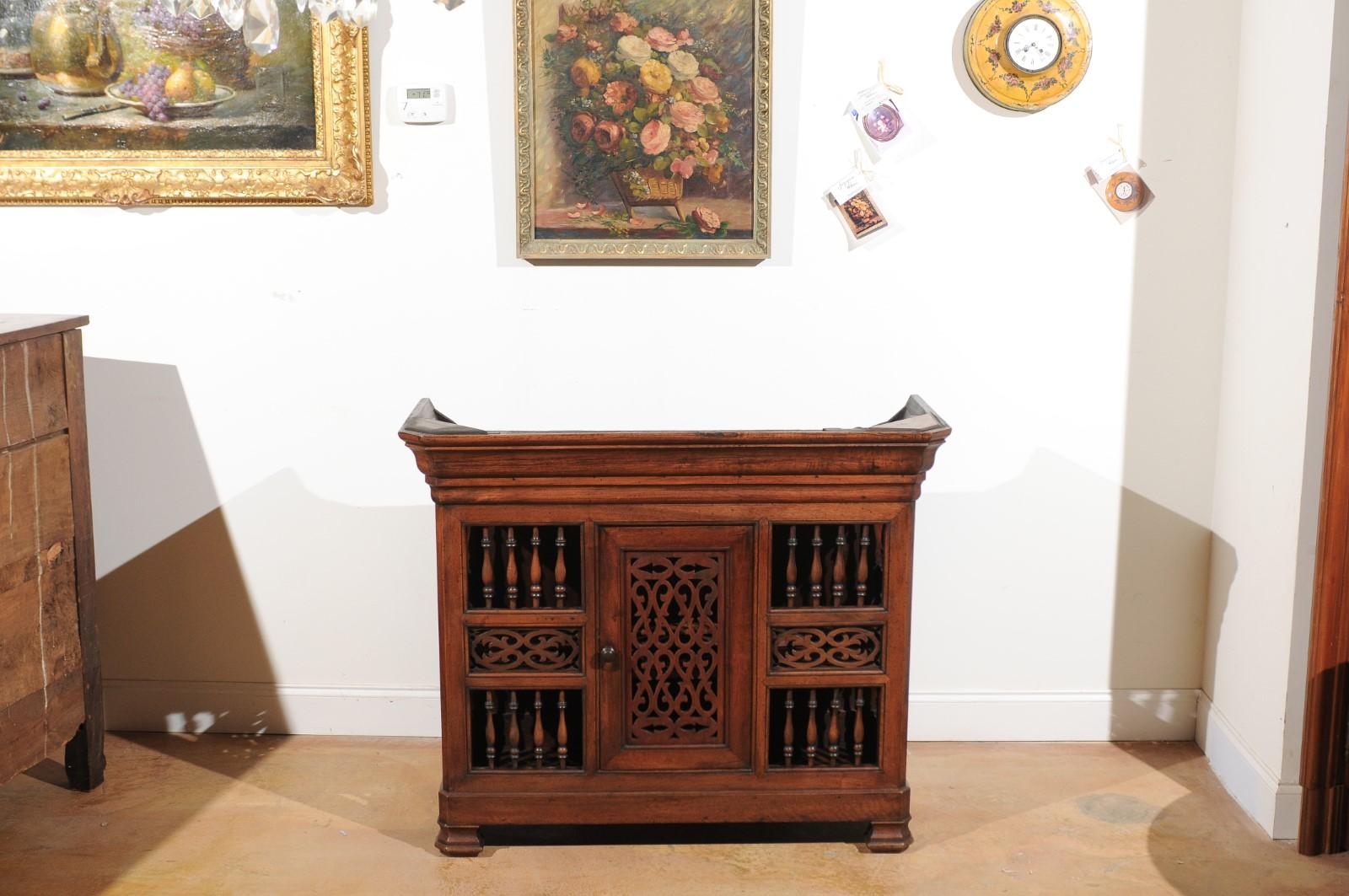 1850s, Louis Philippe French Dauphinoise Walnut Panetière with Openwork Motifs In Good Condition In Atlanta, GA