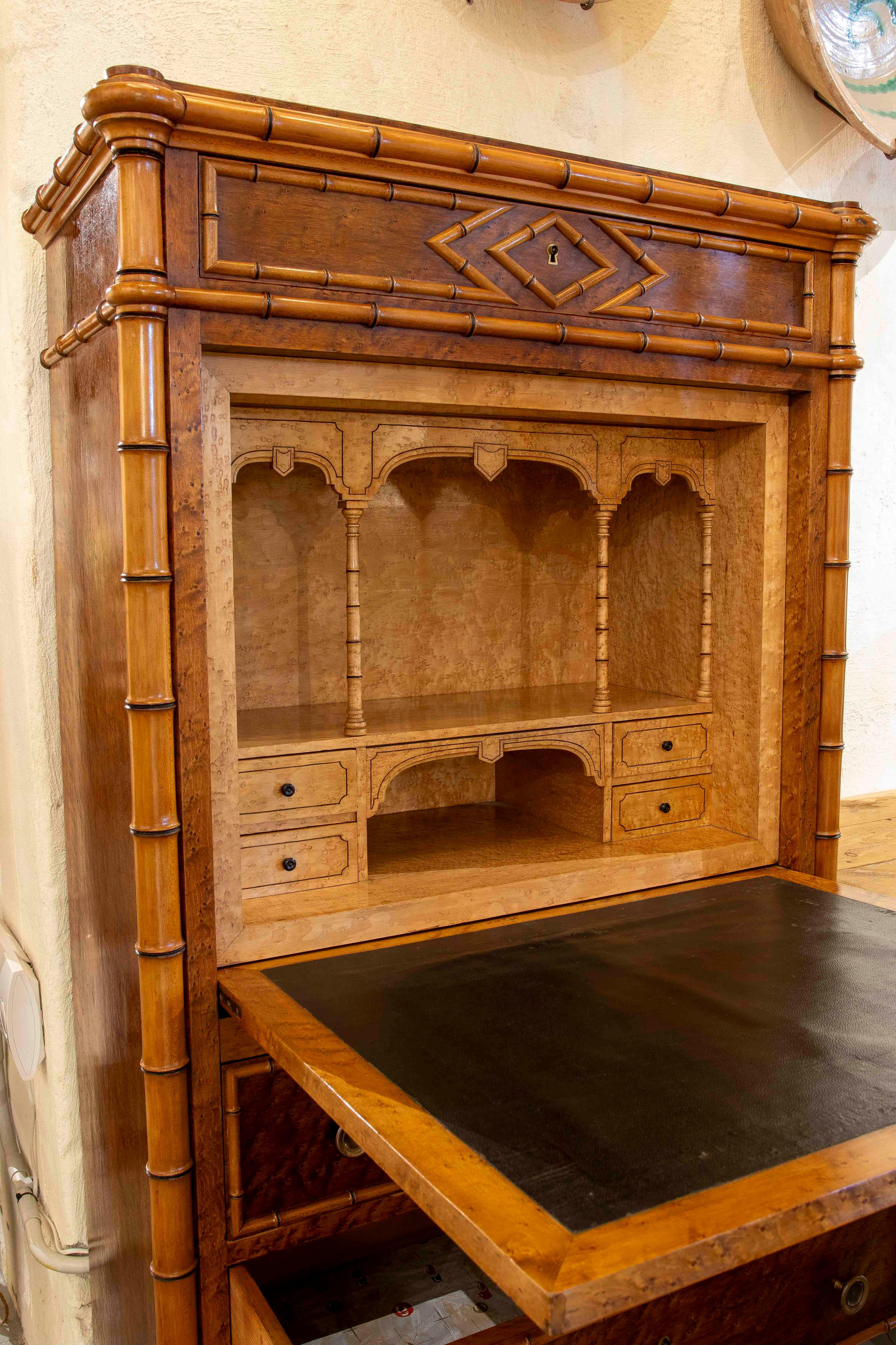 Secreter estilo Luis XVI de 1850 en madera de abedul con decoración de caña de bambú de imitación en venta 2
