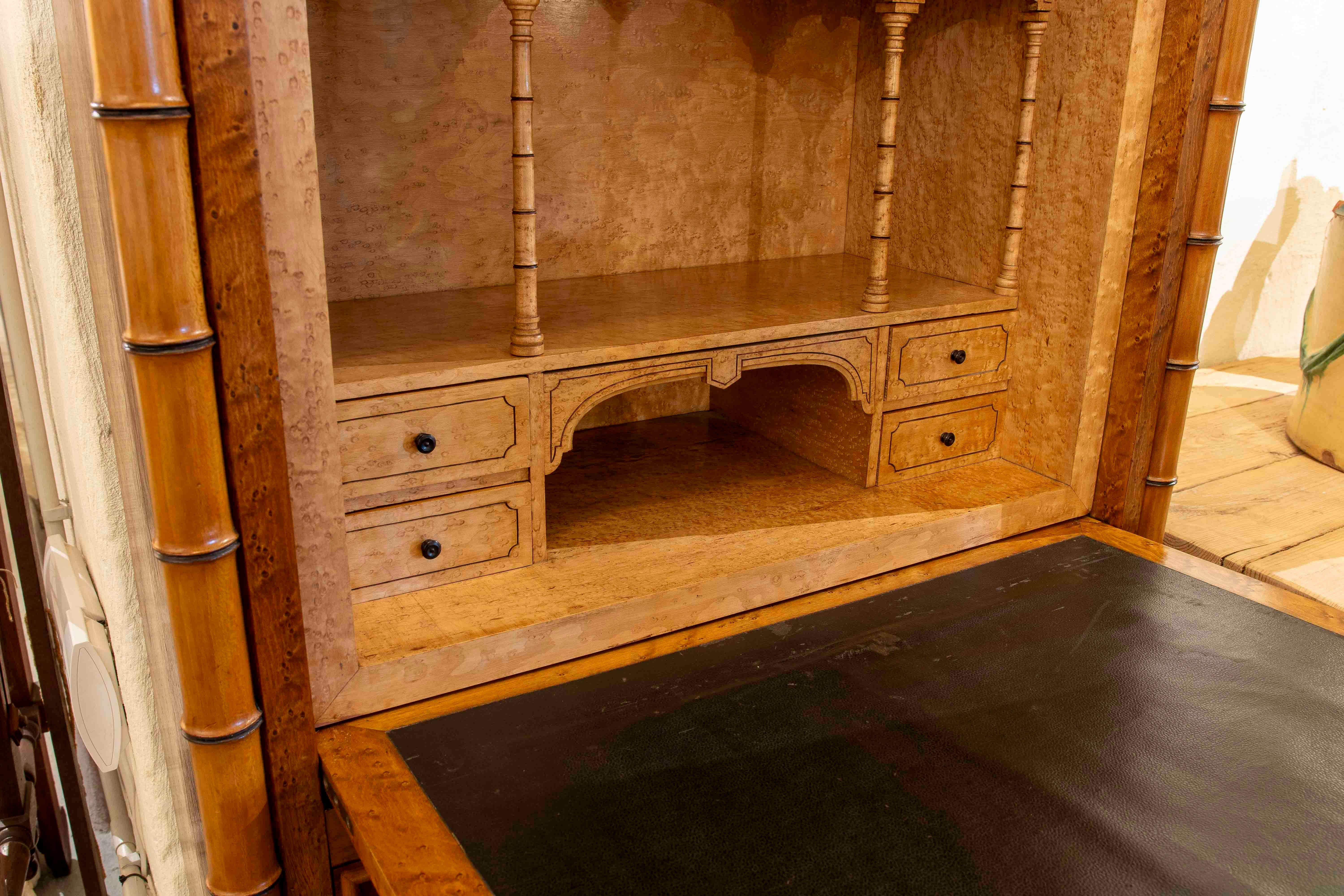 Secreter estilo Luis XVI de 1850 en madera de abedul con decoración de caña de bambú de imitación en venta 3