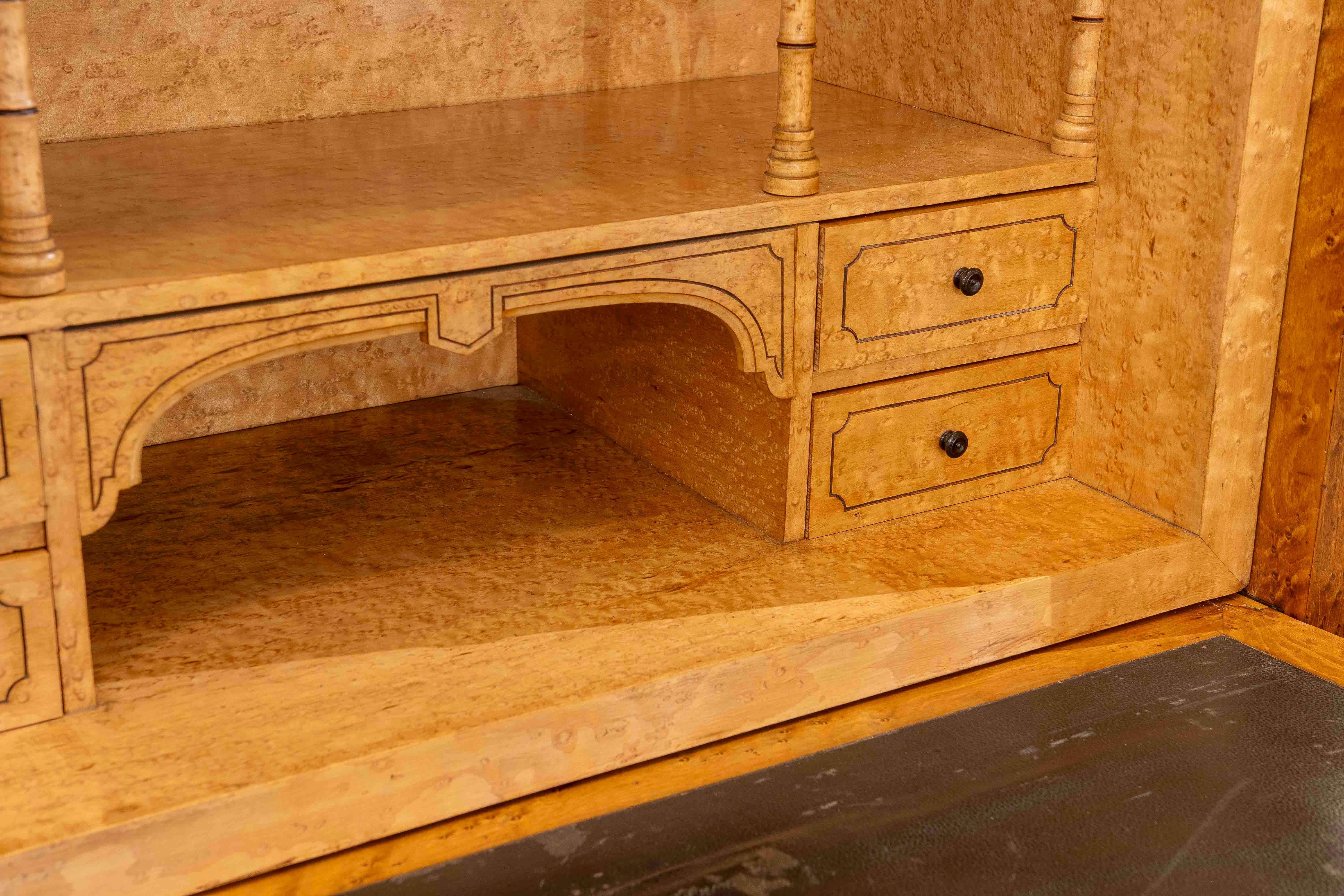 Secreter estilo Luis XVI de 1850 en madera de abedul con decoración de caña de bambú de imitación en venta 4