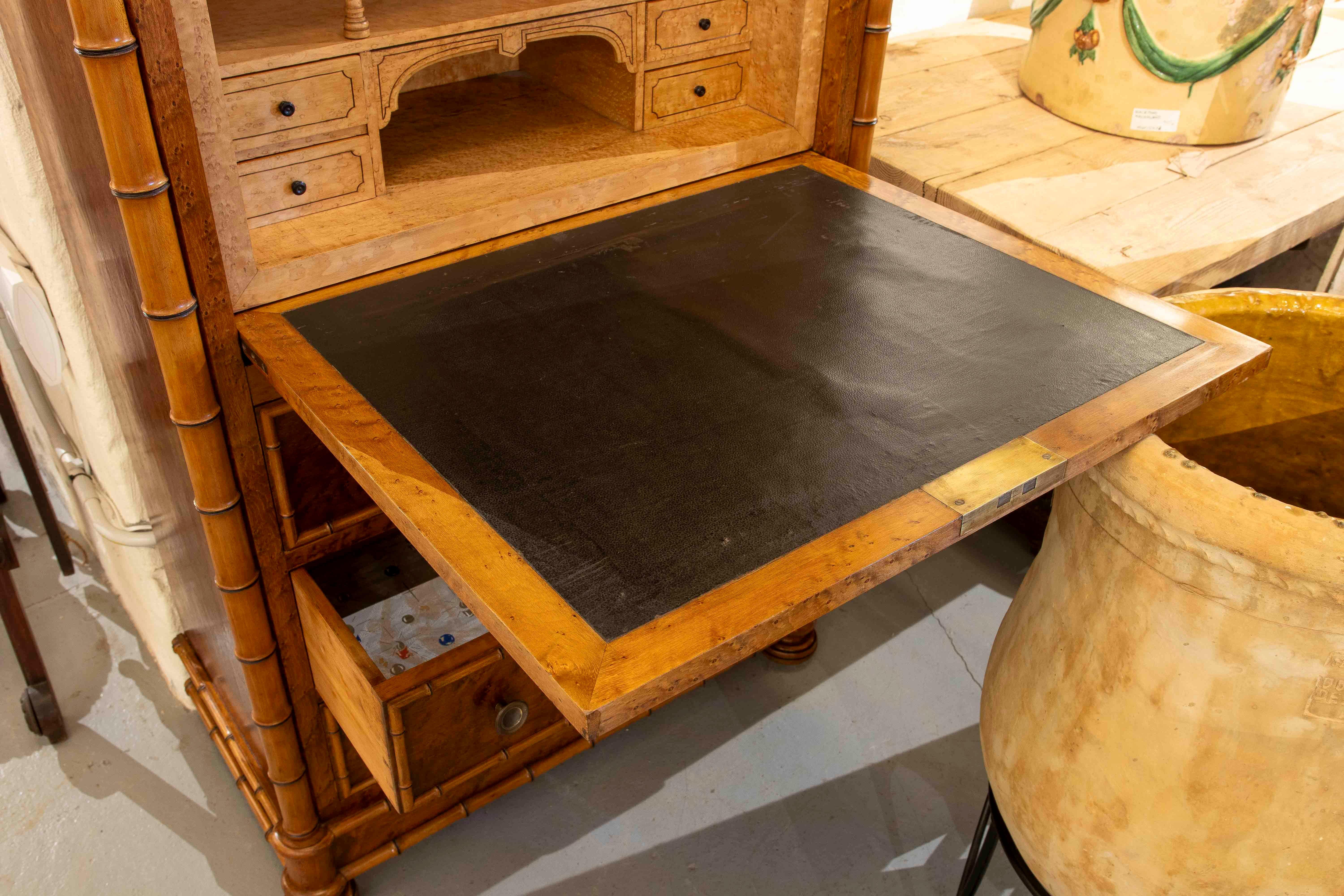 Secreter estilo Luis XVI de 1850 en madera de abedul con decoración de caña de bambú de imitación en venta 5