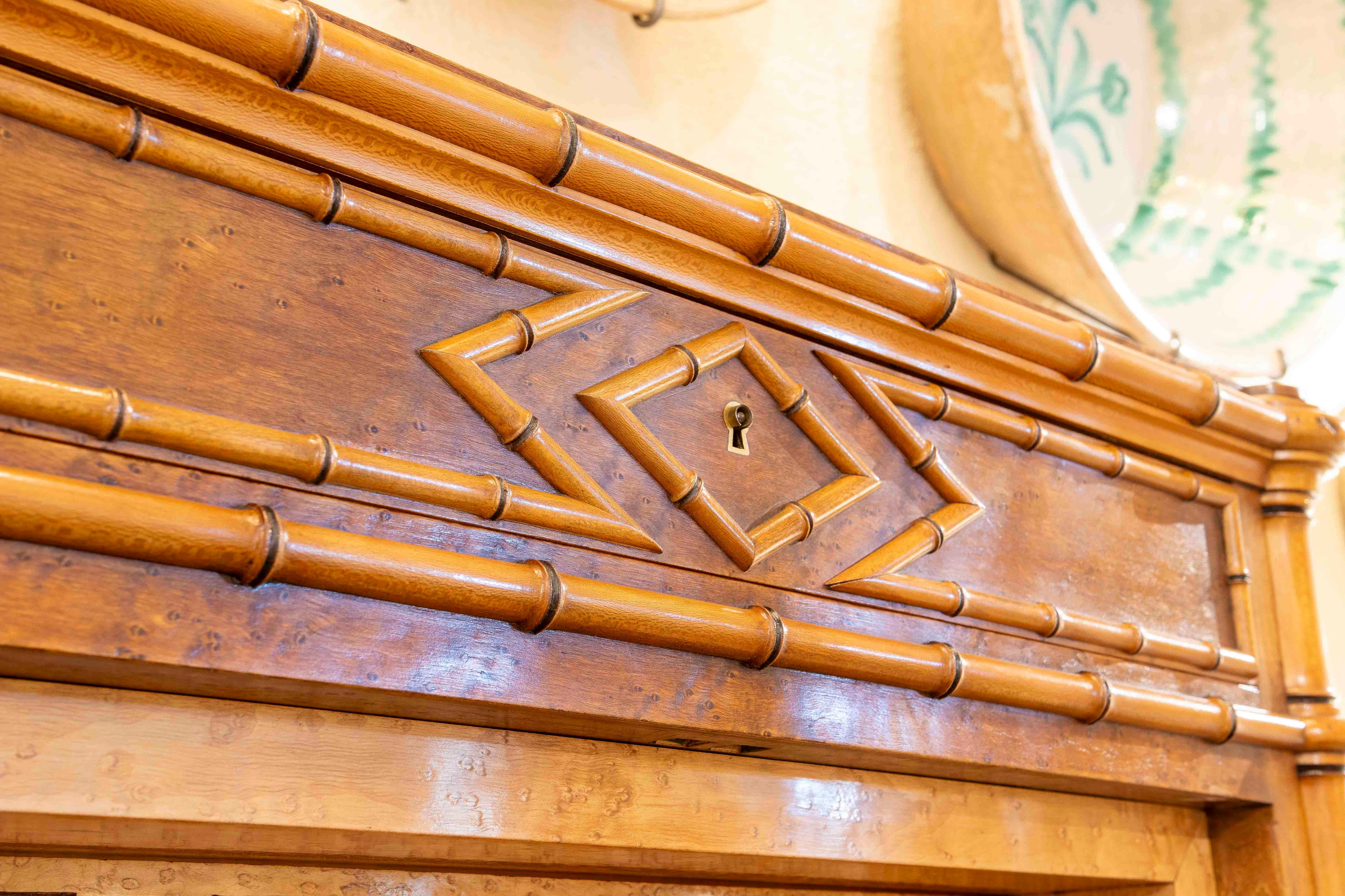 Secreter estilo Luis XVI de 1850 en madera de abedul con decoración de caña de bambú de imitación en venta 8