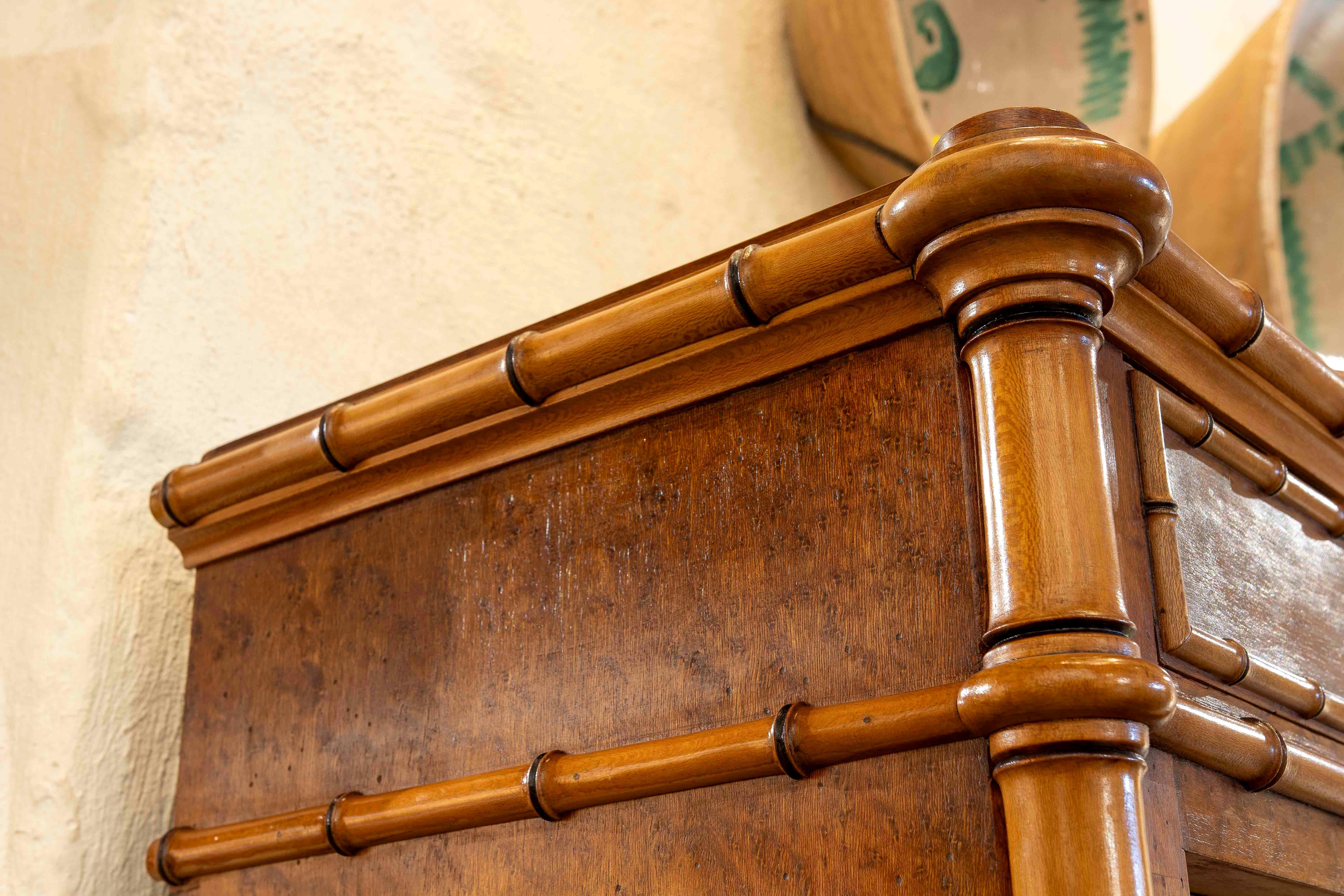 Secreter estilo Luis XVI de 1850 en madera de abedul con decoración de caña de bambú de imitación en venta 9