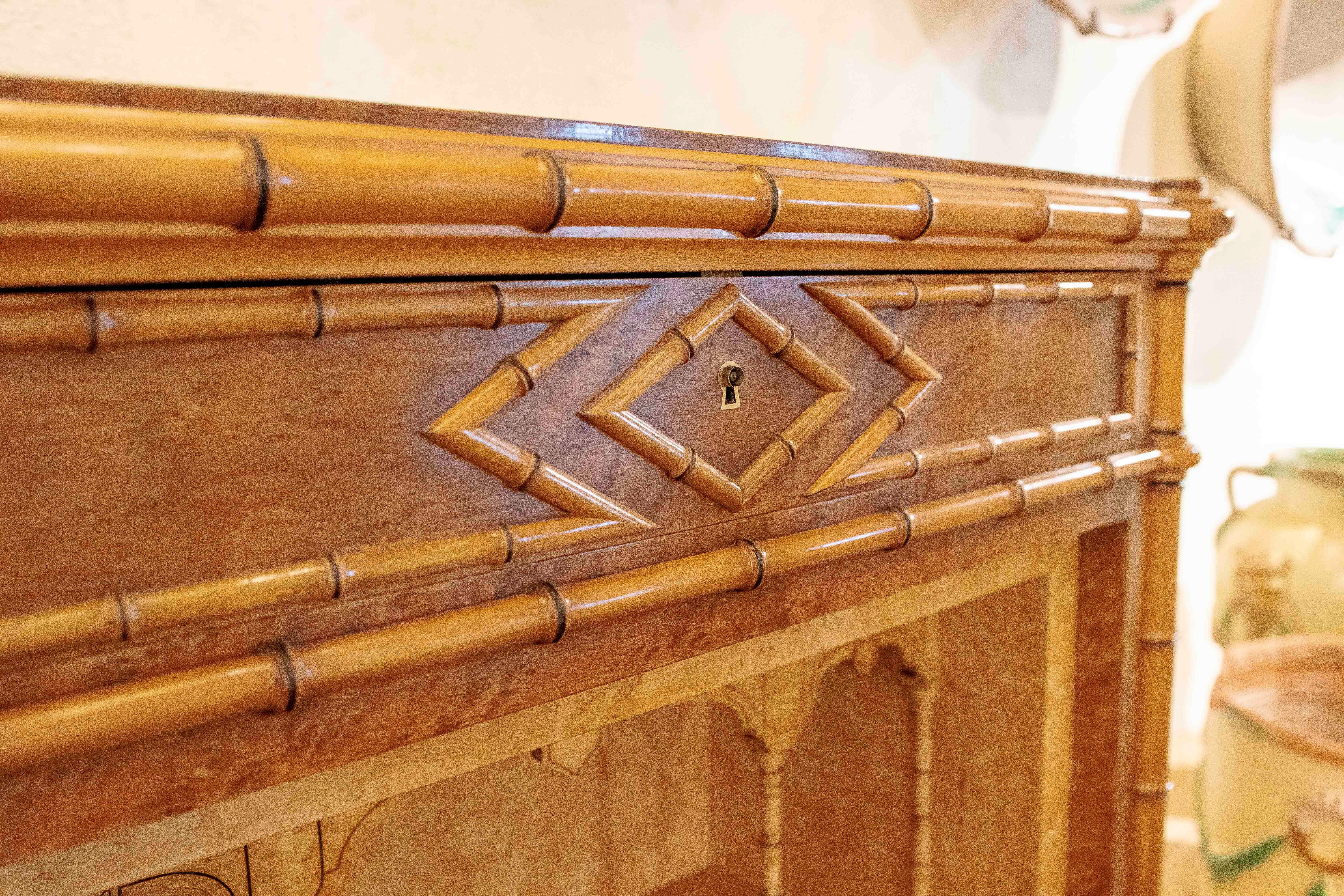 Secreter estilo Luis XVI de 1850 en madera de abedul con decoración de caña de bambú de imitación en venta 12