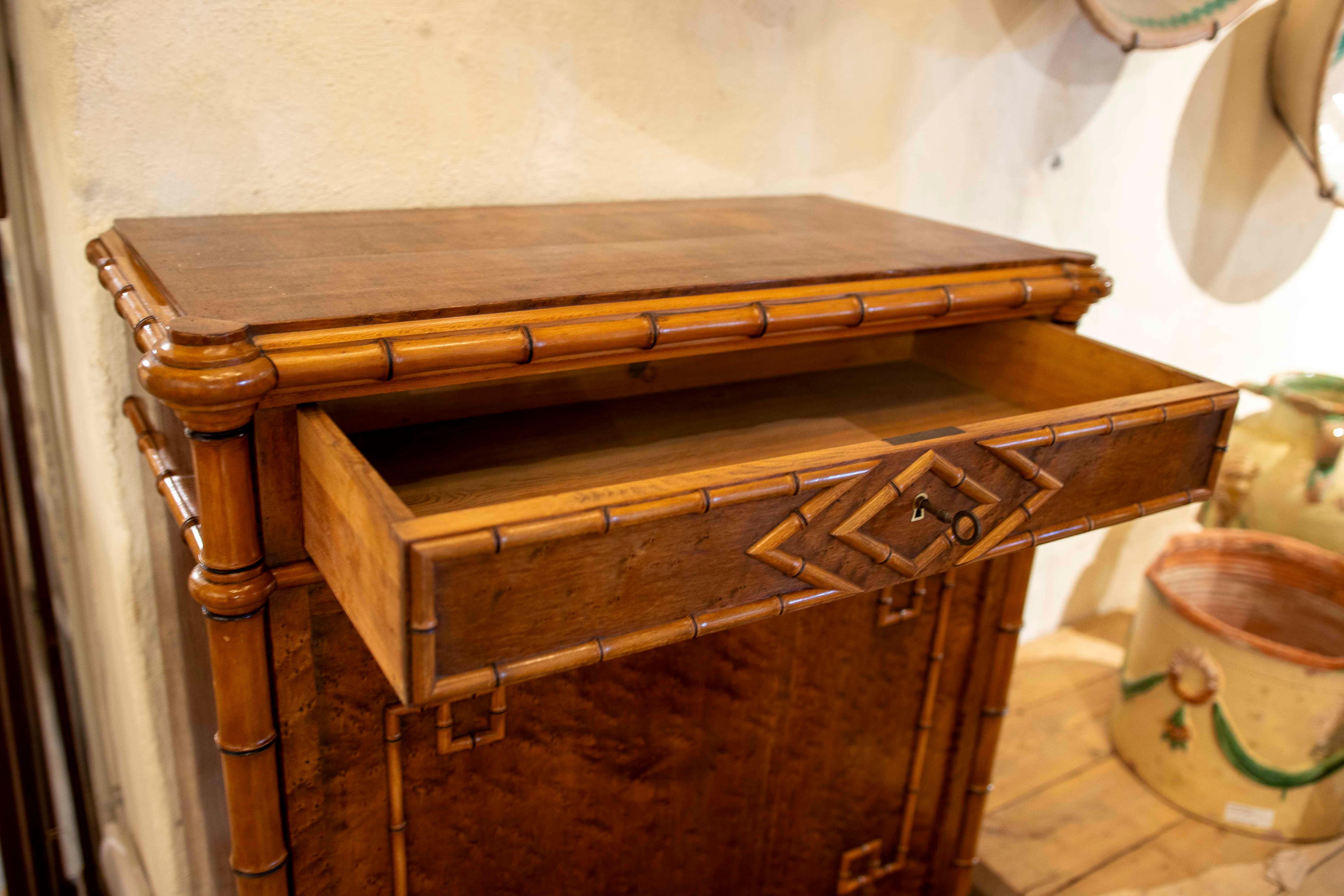 Secreter estilo Luis XVI de 1850 en madera de abedul con decoración de caña de bambú de imitación Movimiento estético en venta