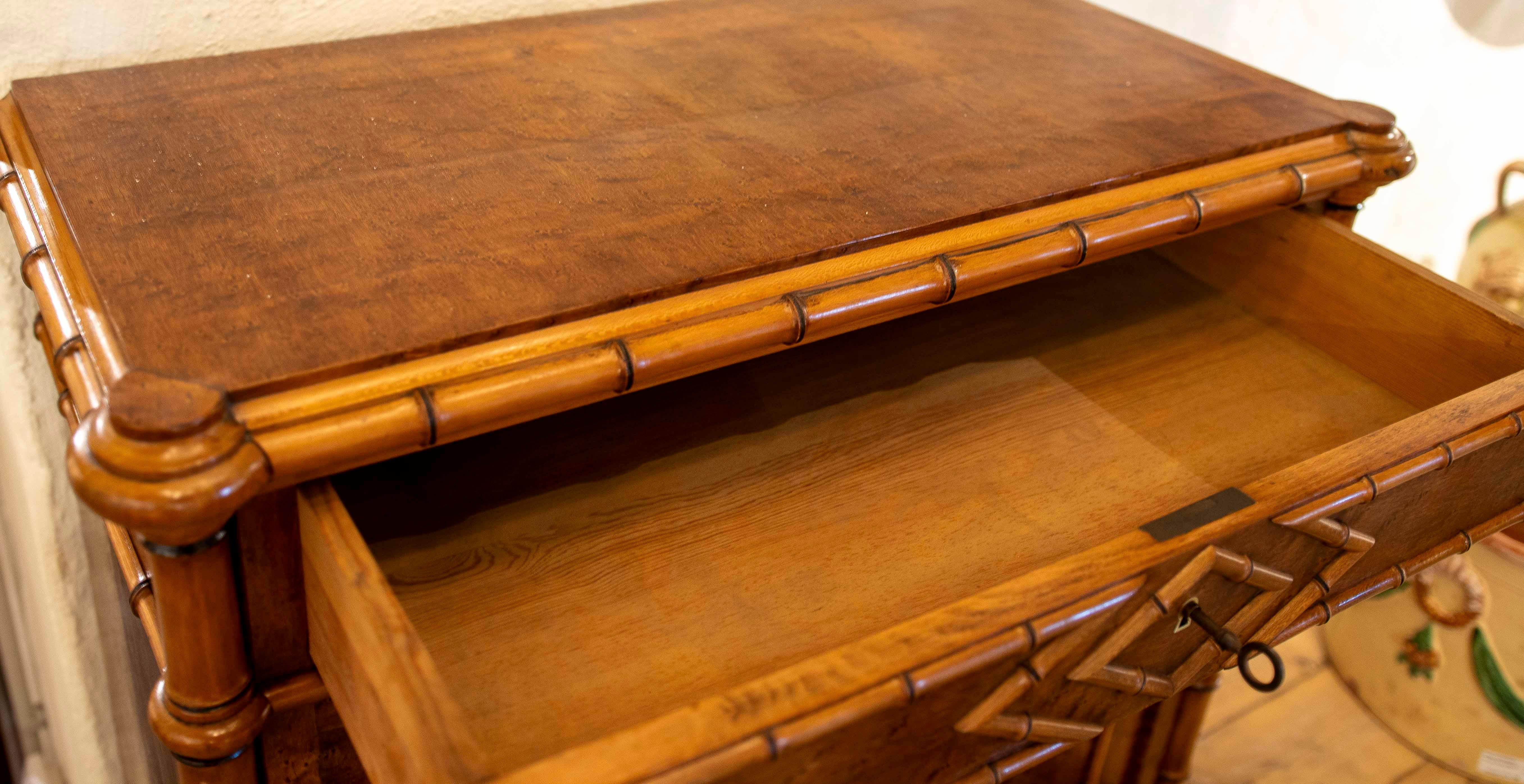 Secreter estilo Luis XVI de 1850 en madera de abedul con decoración de caña de bambú de imitación Alemán en venta