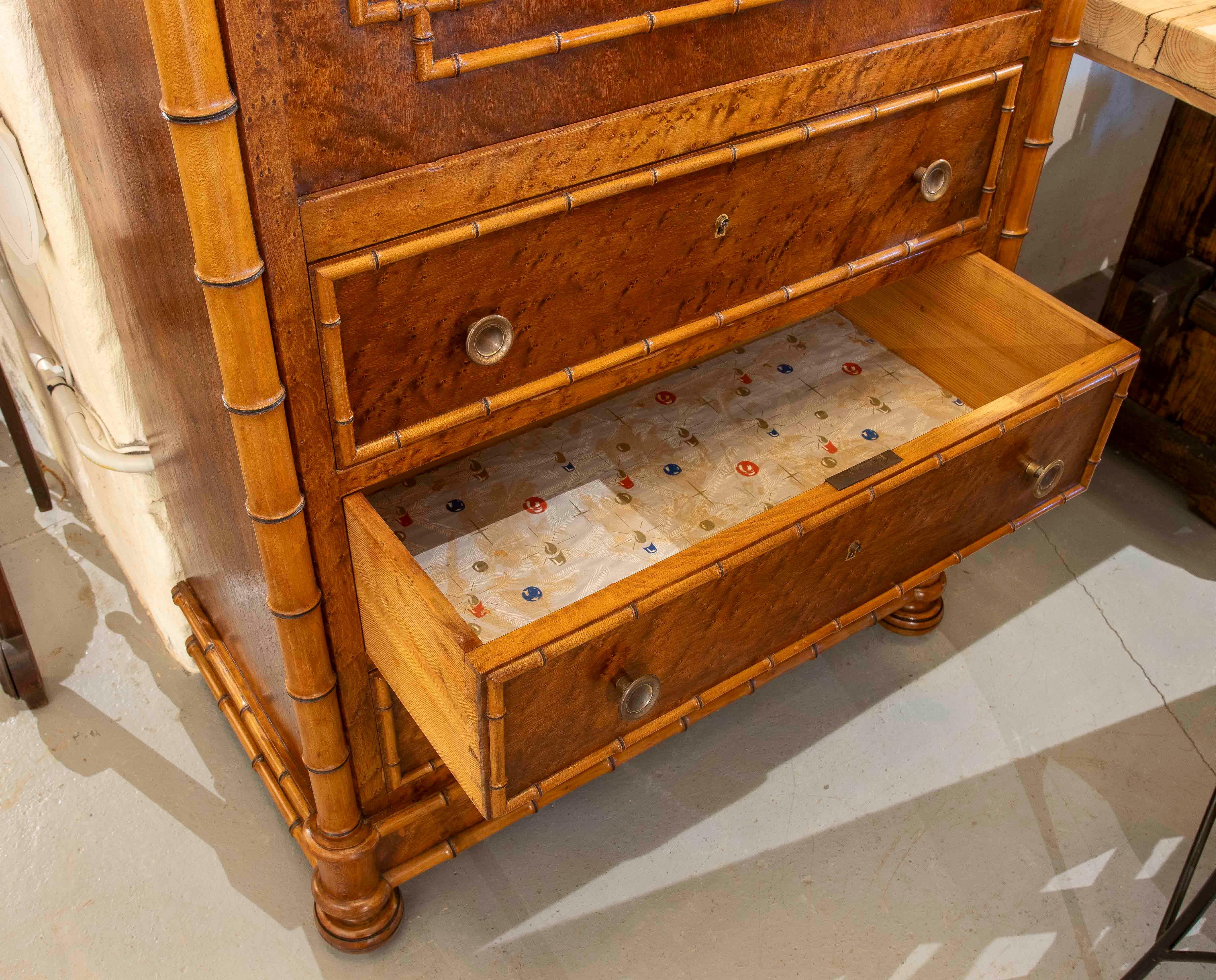Secreter estilo Luis XVI de 1850 en madera de abedul con decoración de caña de bambú de imitación Tallado a mano en venta