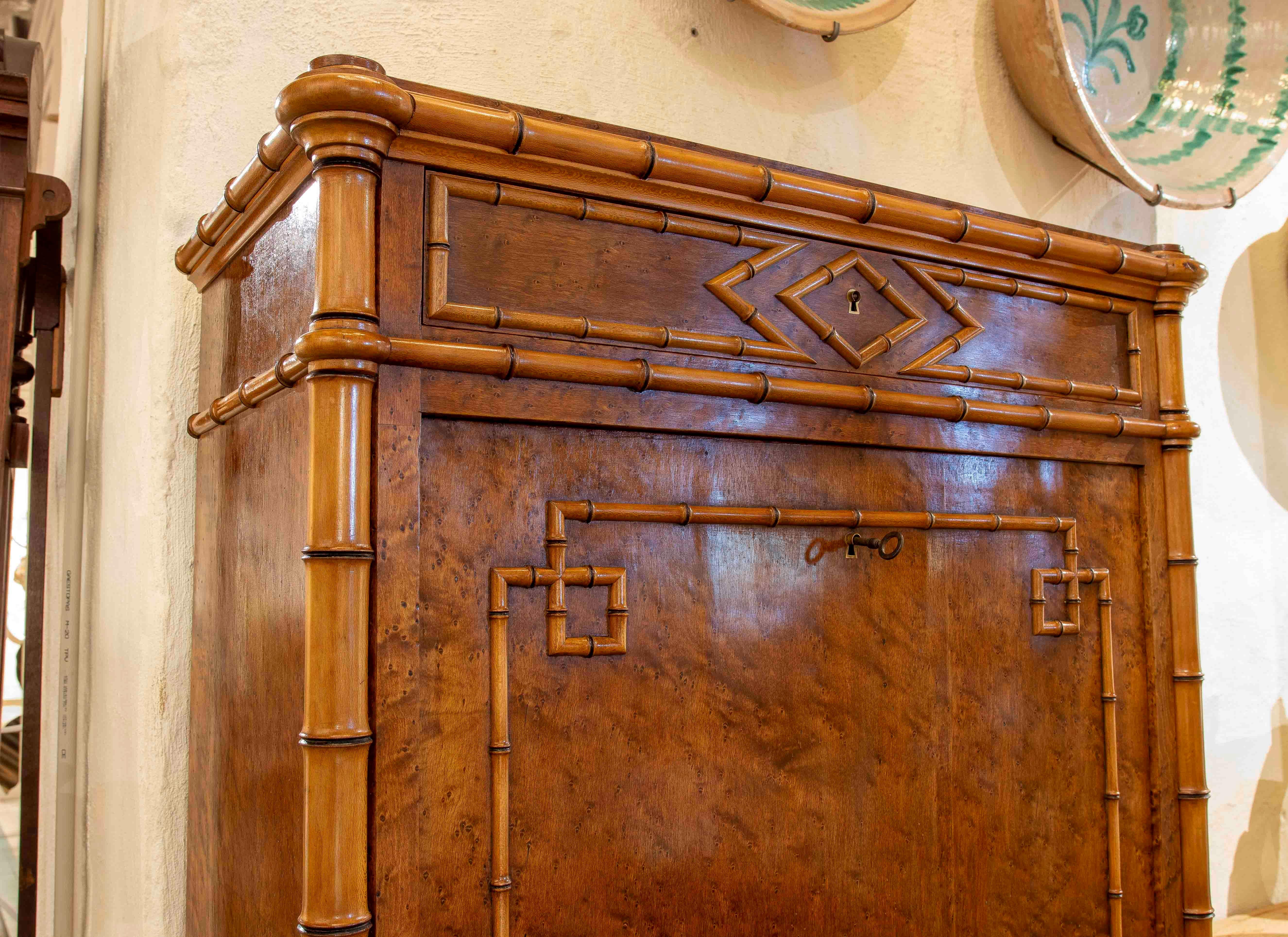Secreter estilo Luis XVI de 1850 en madera de abedul con decoración de caña de bambú de imitación en Bueno estado para la venta en Marbella, ES