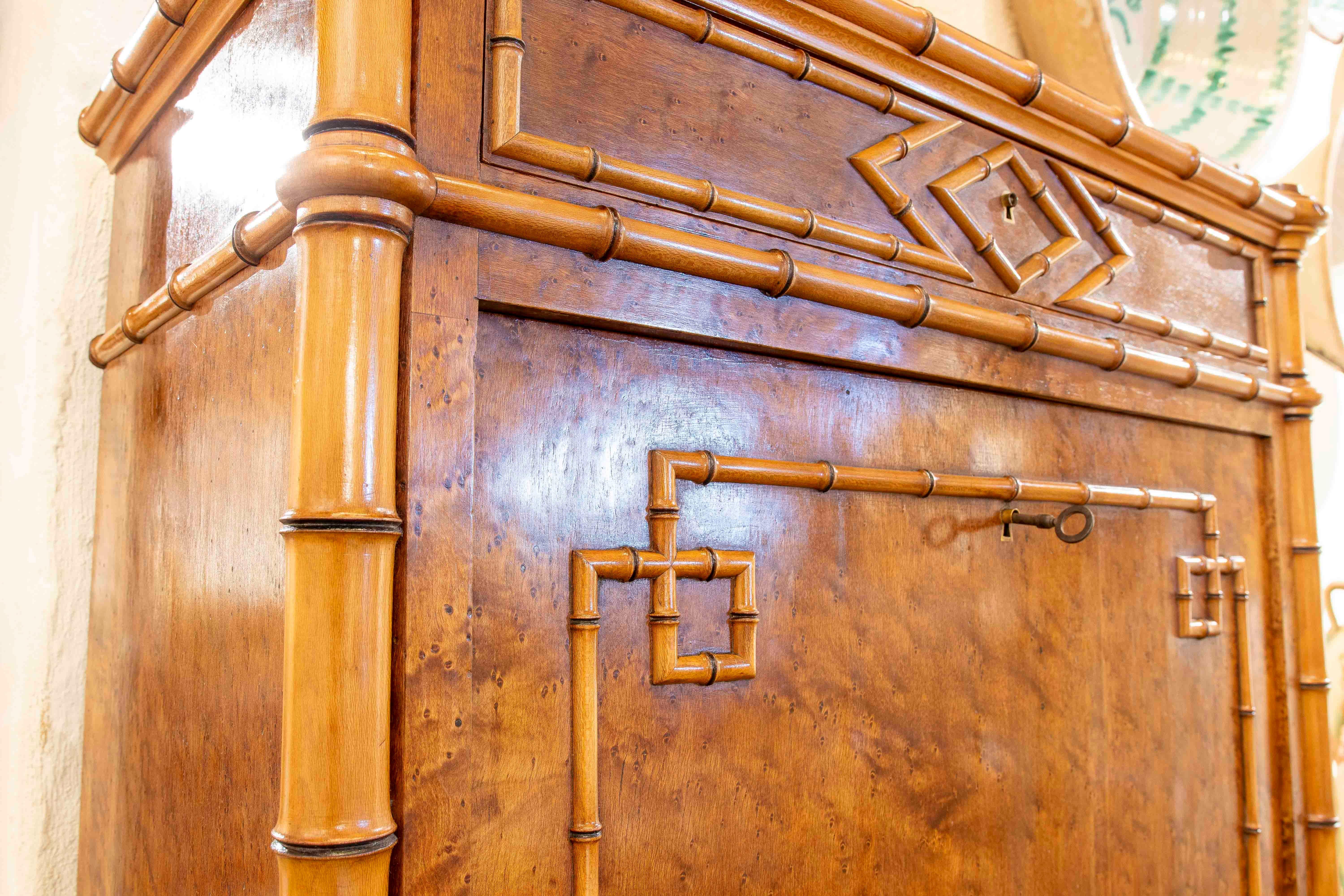 Secreter estilo Luis XVI de 1850 en madera de abedul con decoración de caña de bambú de imitación siglo XIX en venta