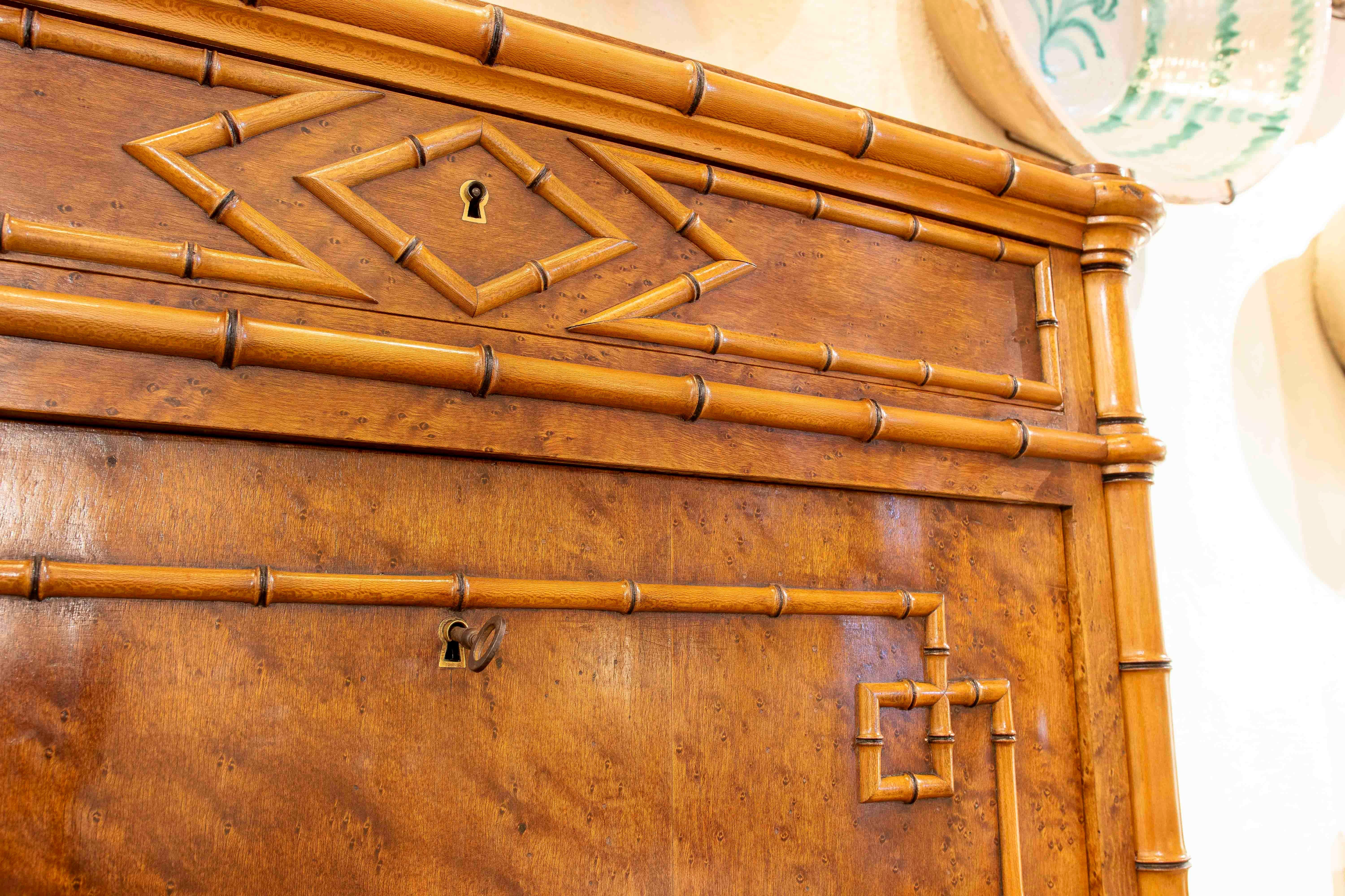 Secreter estilo Luis XVI de 1850 en madera de abedul con decoración de caña de bambú de imitación Madera en venta