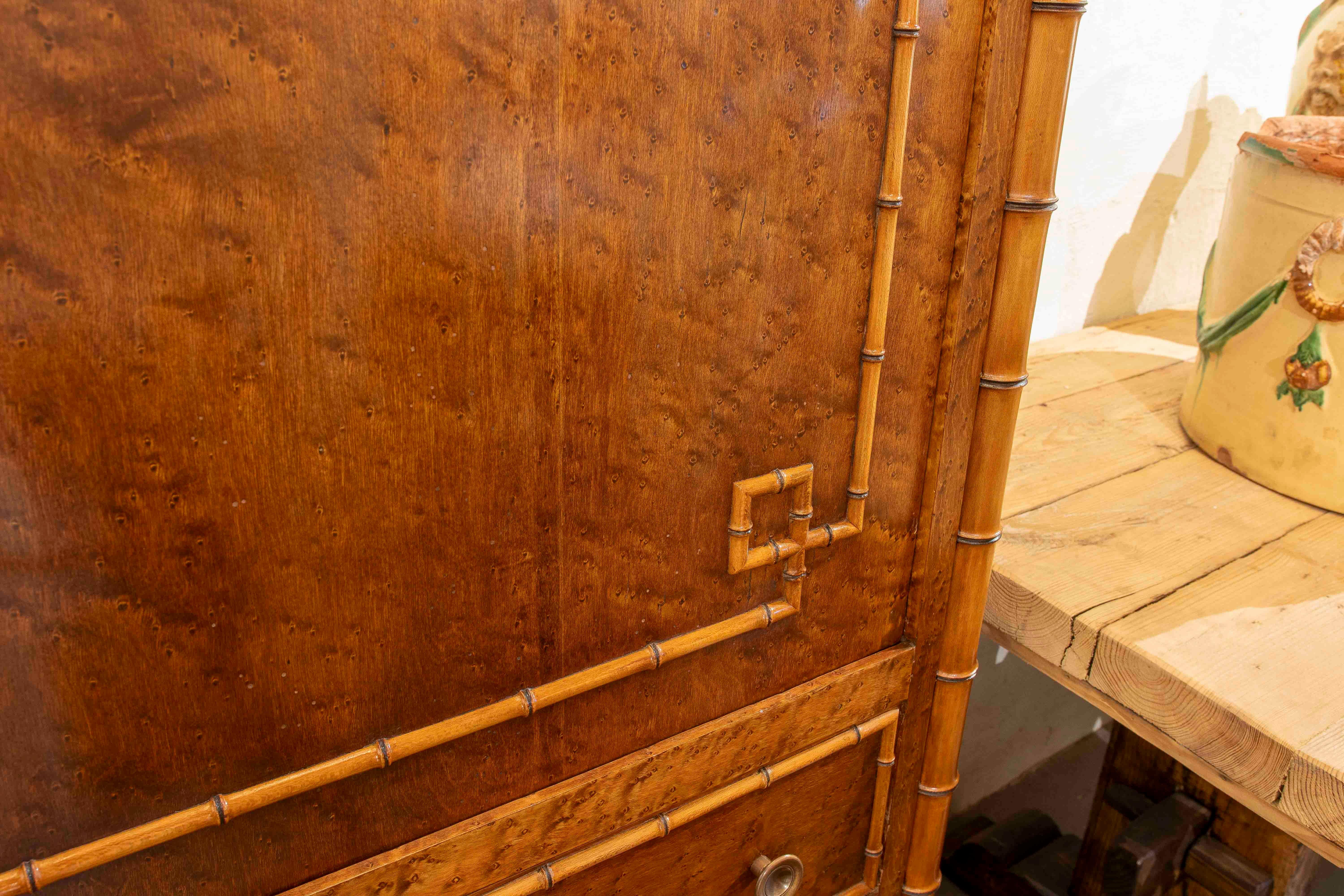 Secreter estilo Luis XVI de 1850 en madera de abedul con decoración de caña de bambú de imitación en venta 1