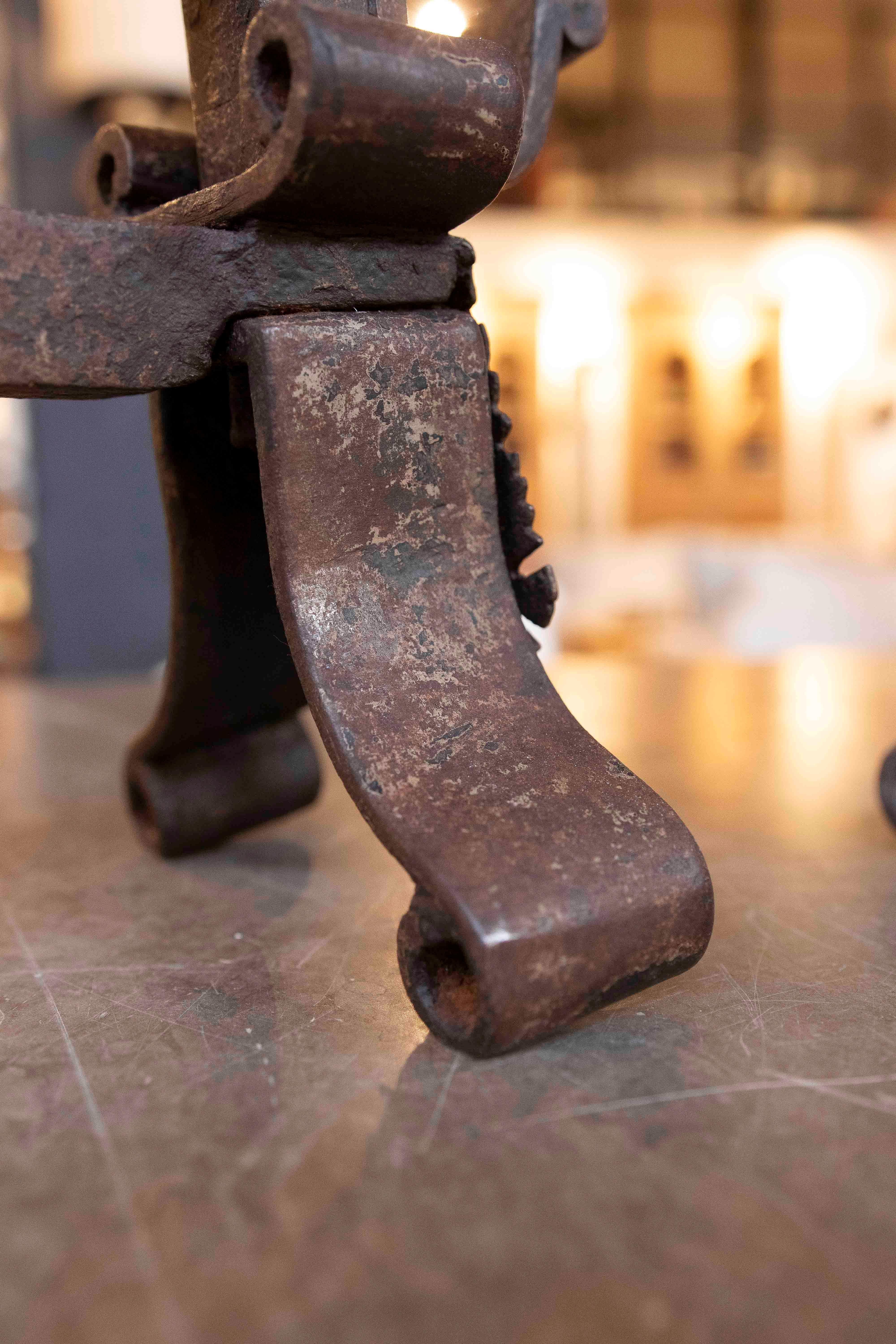 Coppia di antichi Morillos in ferro battuto per caminetto del 1850 in vendita 7