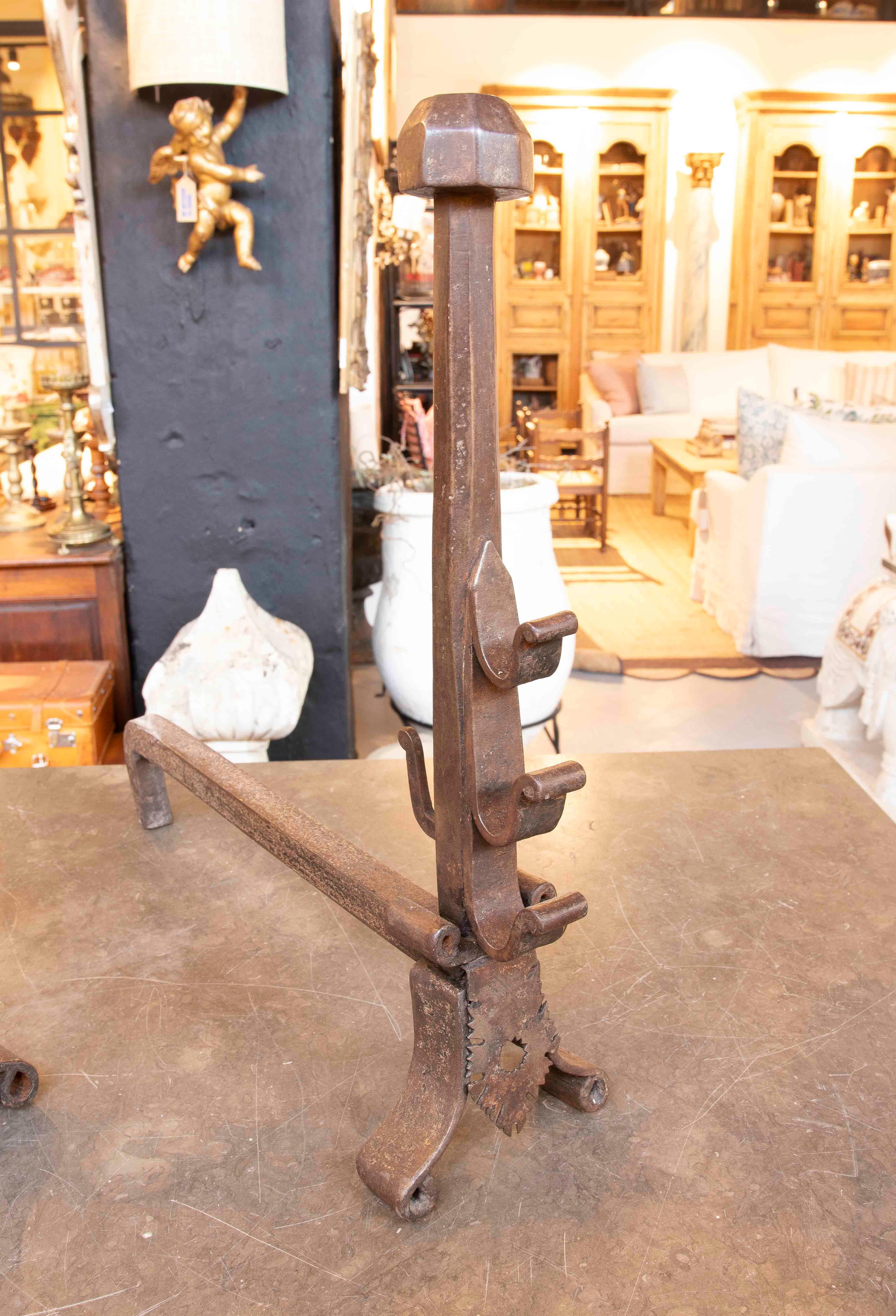 Coppia di antichi Morillos in ferro battuto per caminetto del 1850 In condizioni buone in vendita a Marbella, ES