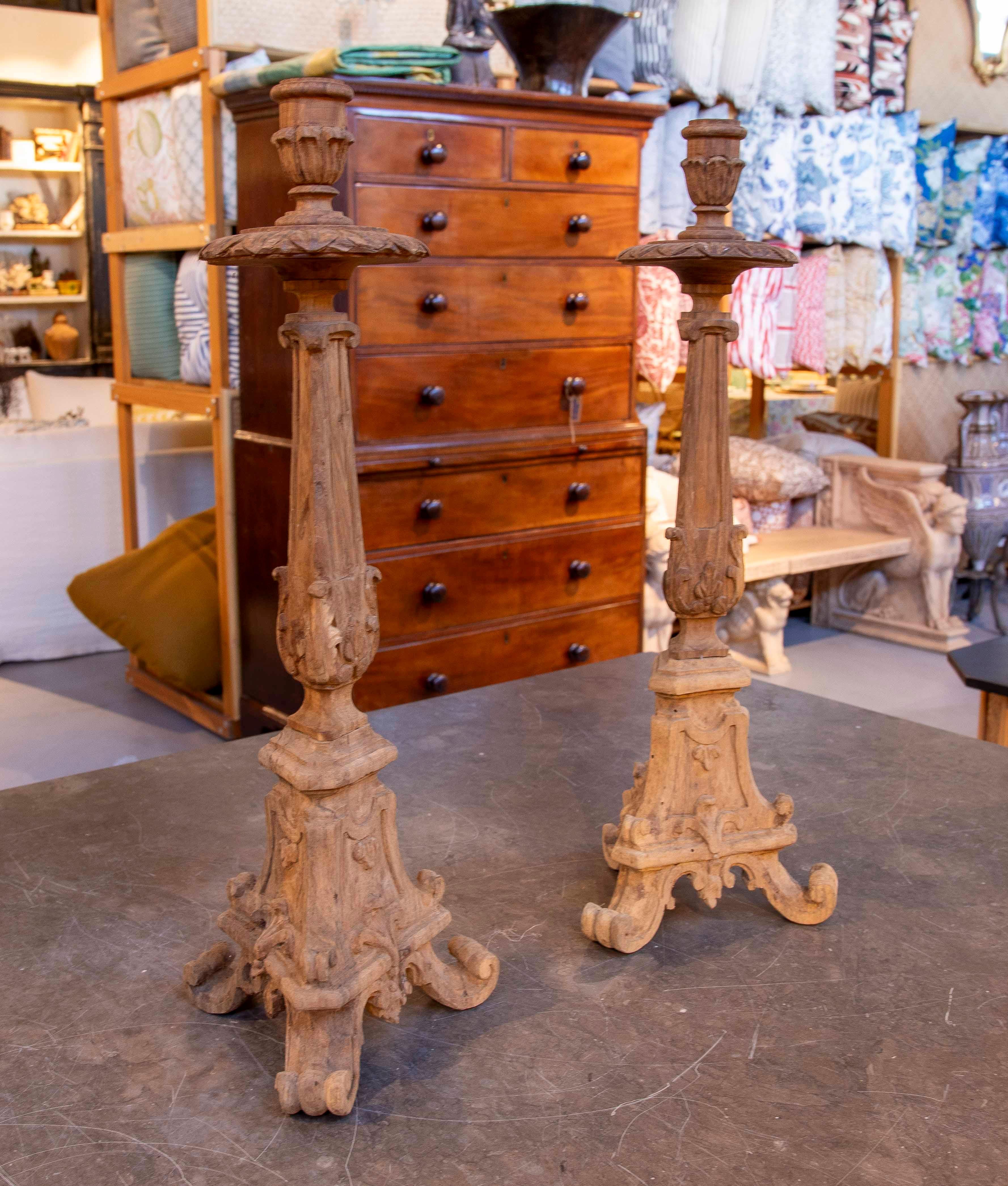 Spanish 1850s Pair of Baroque Candlesticks in Carved Wood with Tripod Base For Sale