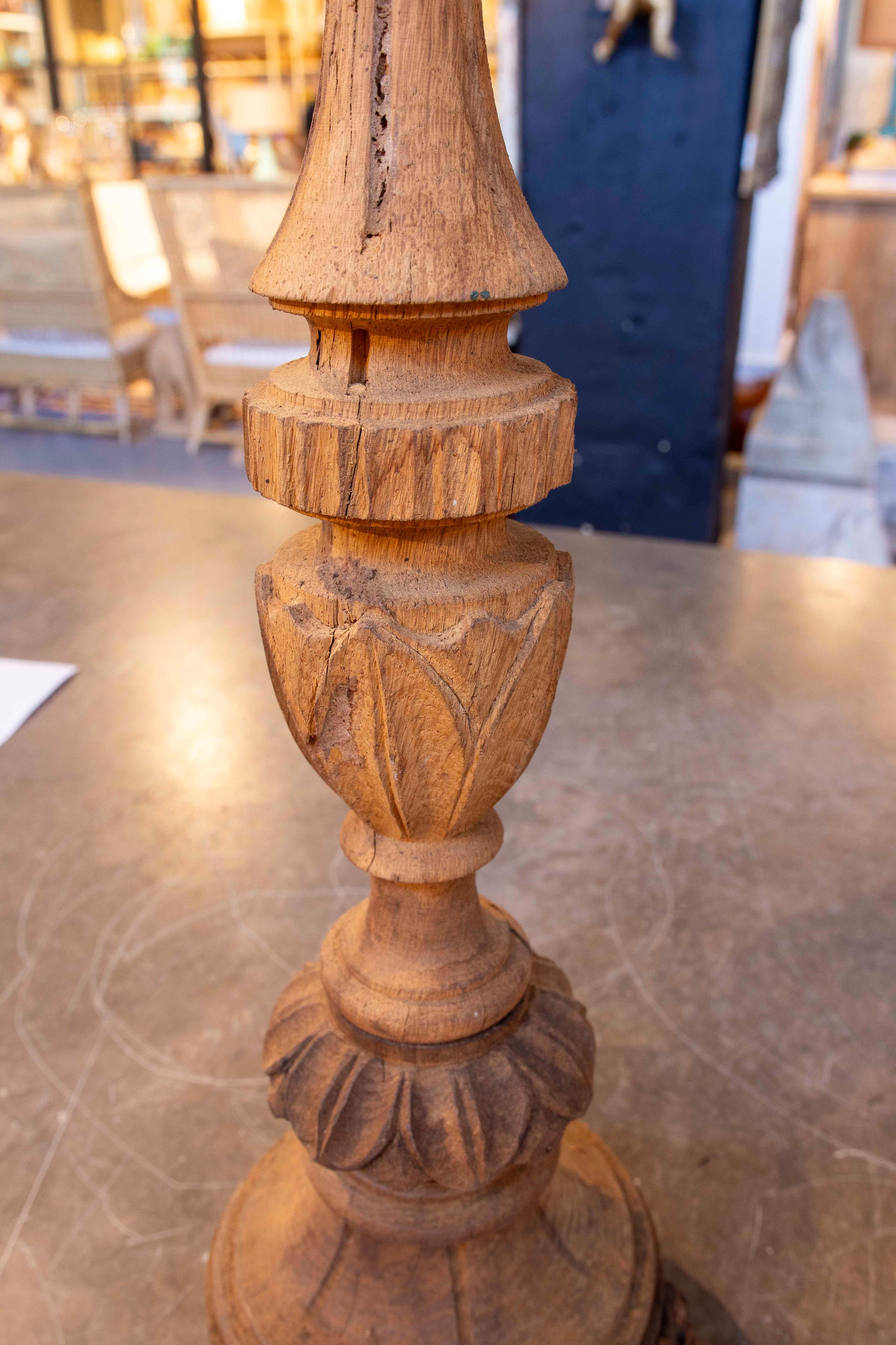 1850s Pair of Candlesticks Carved in Natural Wood In Good Condition For Sale In Marbella, ES