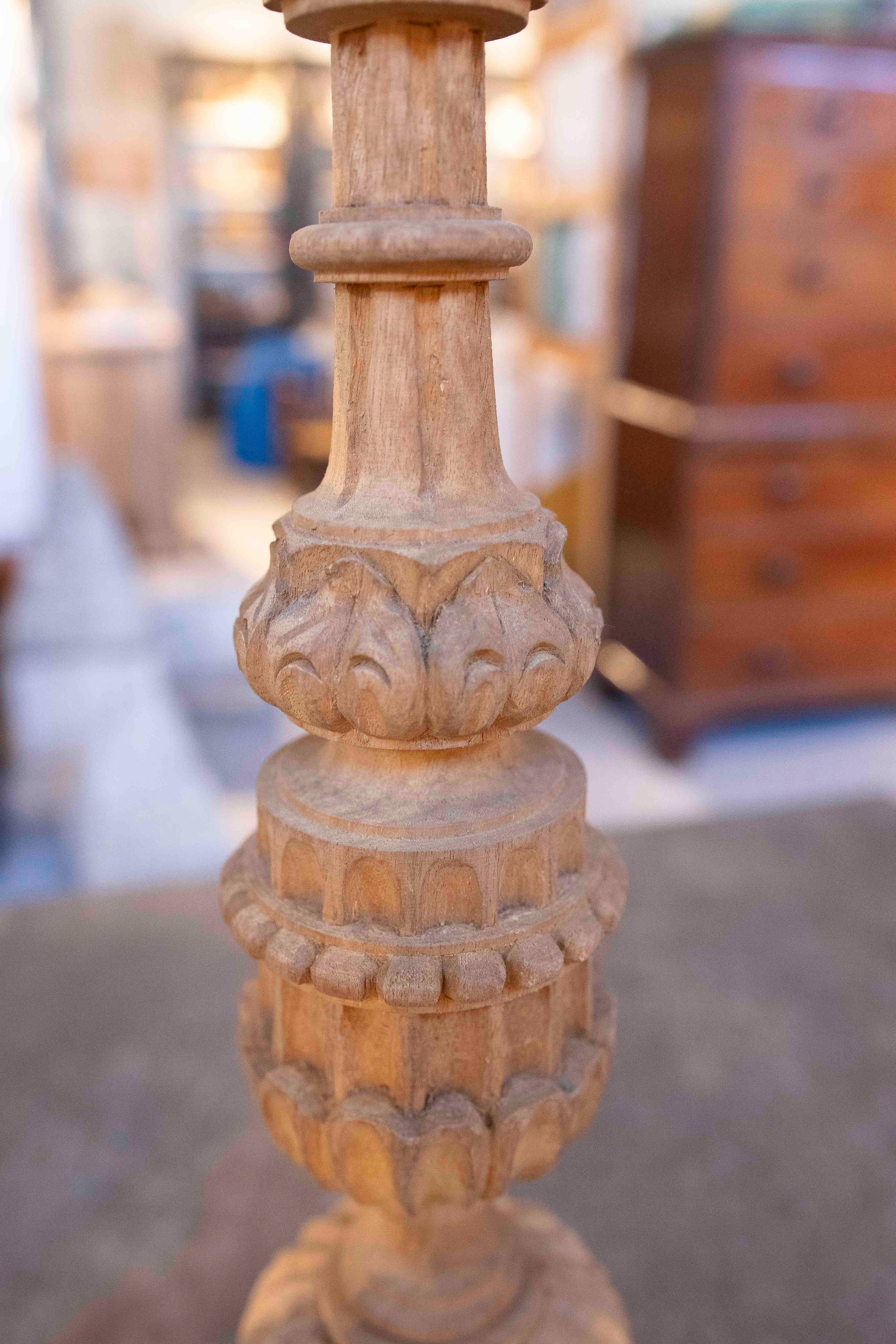 1850s Pair of Carved Wooden Candlesticks with Fluted Bases For Sale 4