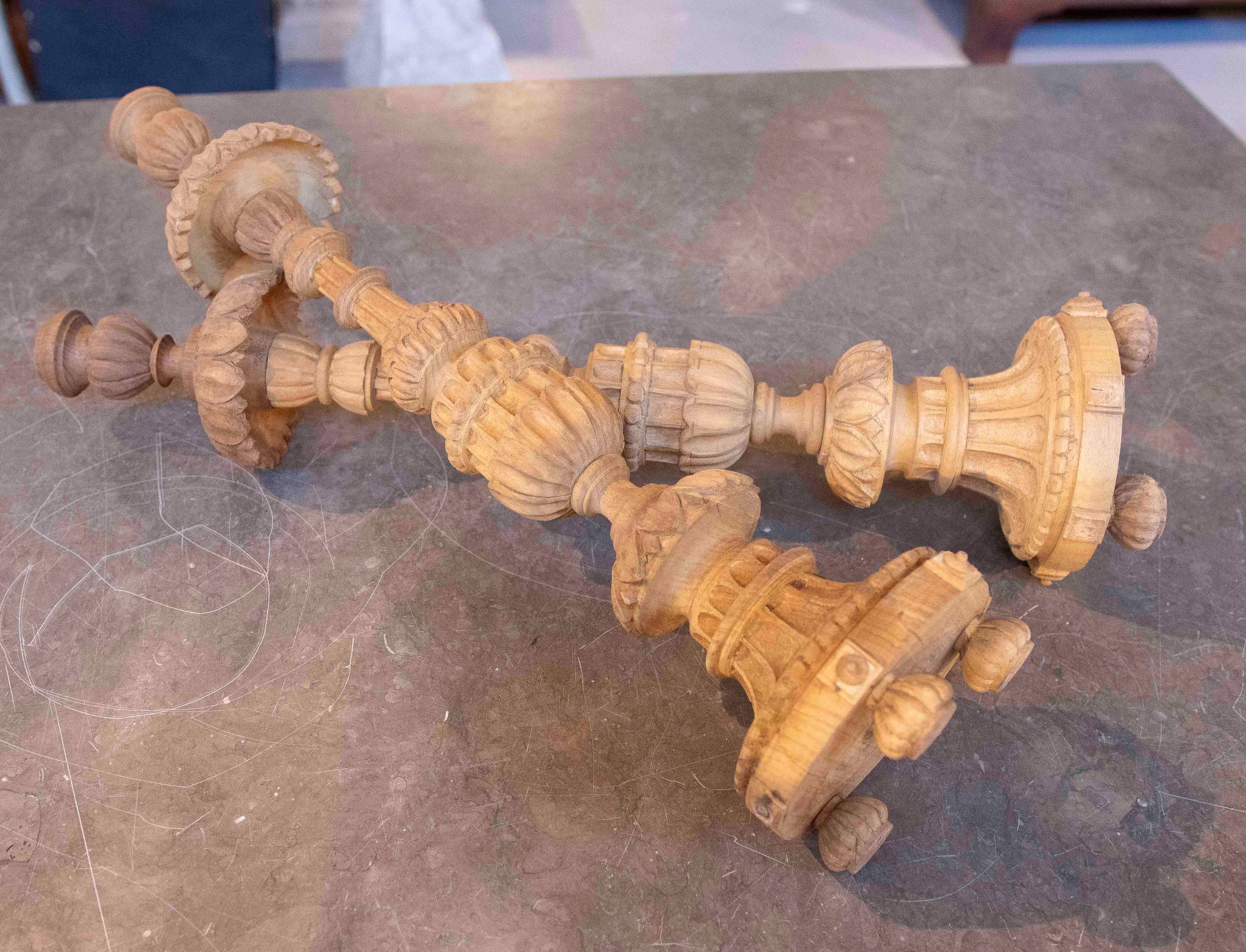 1850s Pair of Carved Wooden Candlesticks with Fluted Bases For Sale 5