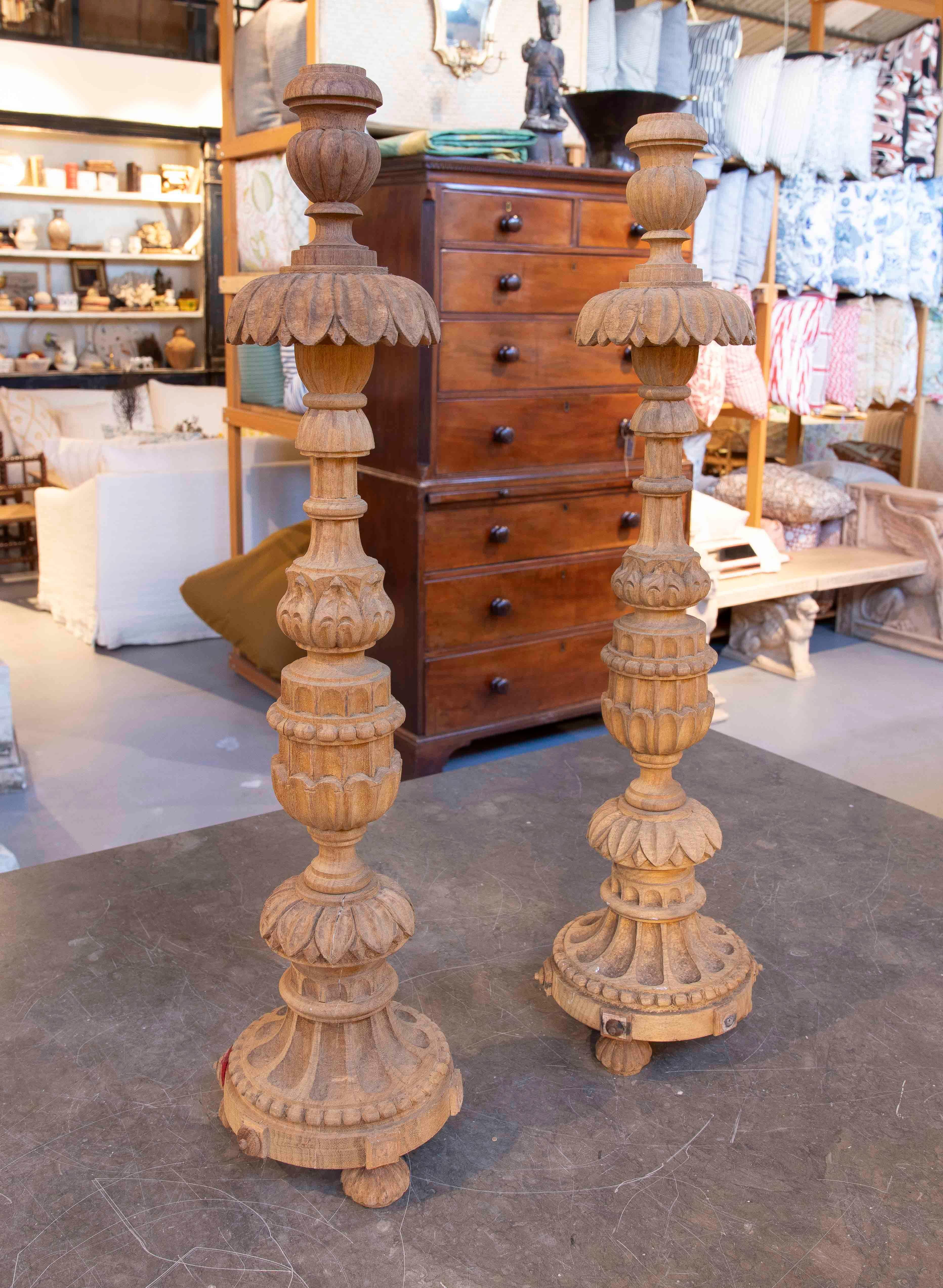 Spanish 1850s Pair of Carved Wooden Candlesticks with Fluted Bases For Sale